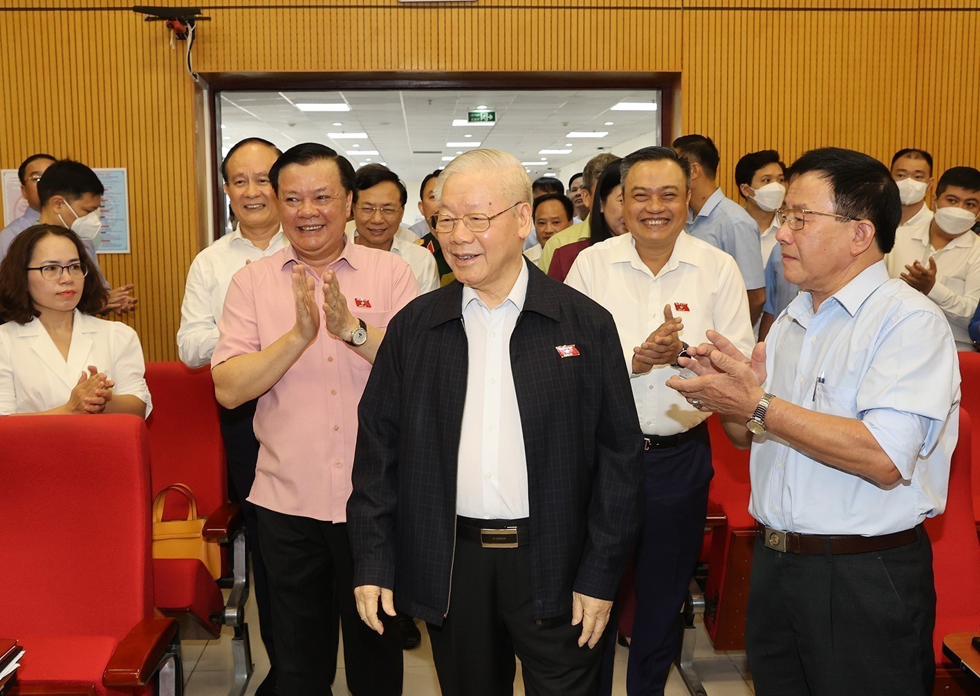 Tổng Bí thư Nguyễn Phú Trọng tiếp xúc cử tri quận Hai Bà Trưng. Ảnh: Trí Dũng - TTXVN