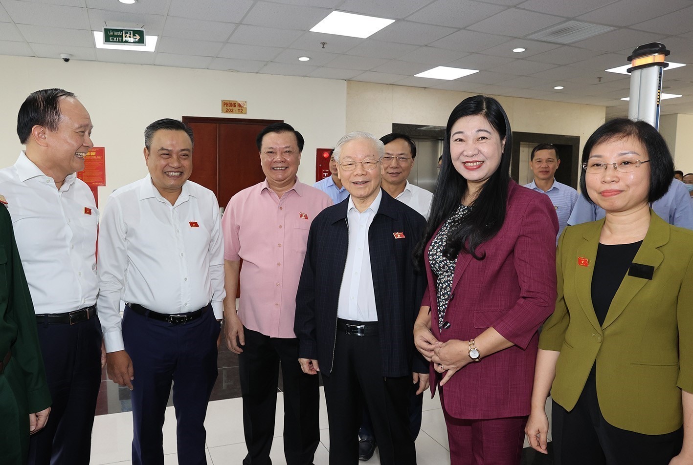 Tổng Bí thư Nguyễn Phú Trọng cùng các đại biểu Quốc hội Đơn vị bầu cử số 1 tiếp xúc cử tri quận Hai Bà Trưng. Ảnh: Trí Dũng - TTXVN