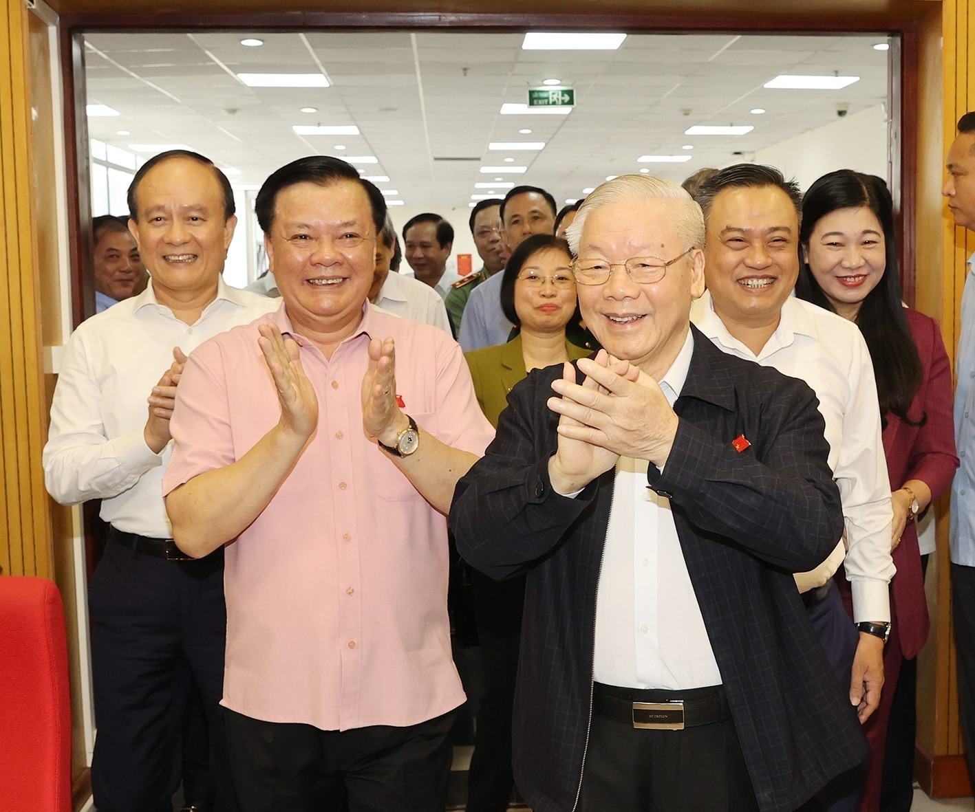 Tổng Bí thư Nguyễn Phú Trọng tiếp xúc cử tri tại trụ sở UBND quận Hai Bà Trưng.