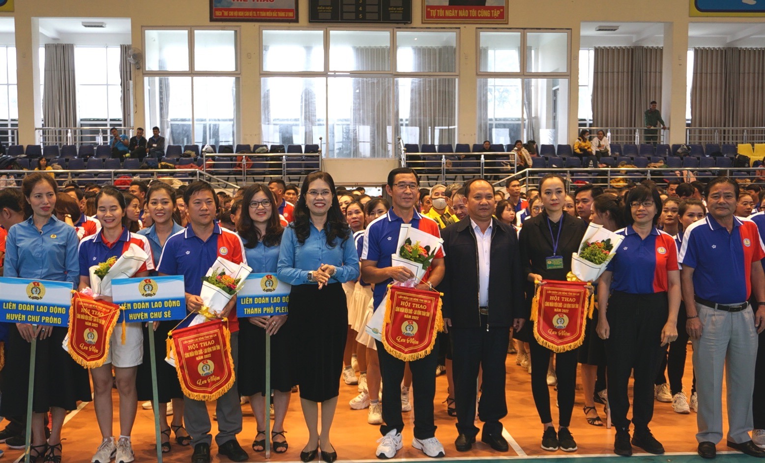 Lãnh đạo tỉnh Gia Lai trao cờ, tặng hoa cho các đội thi. Ảnh TT