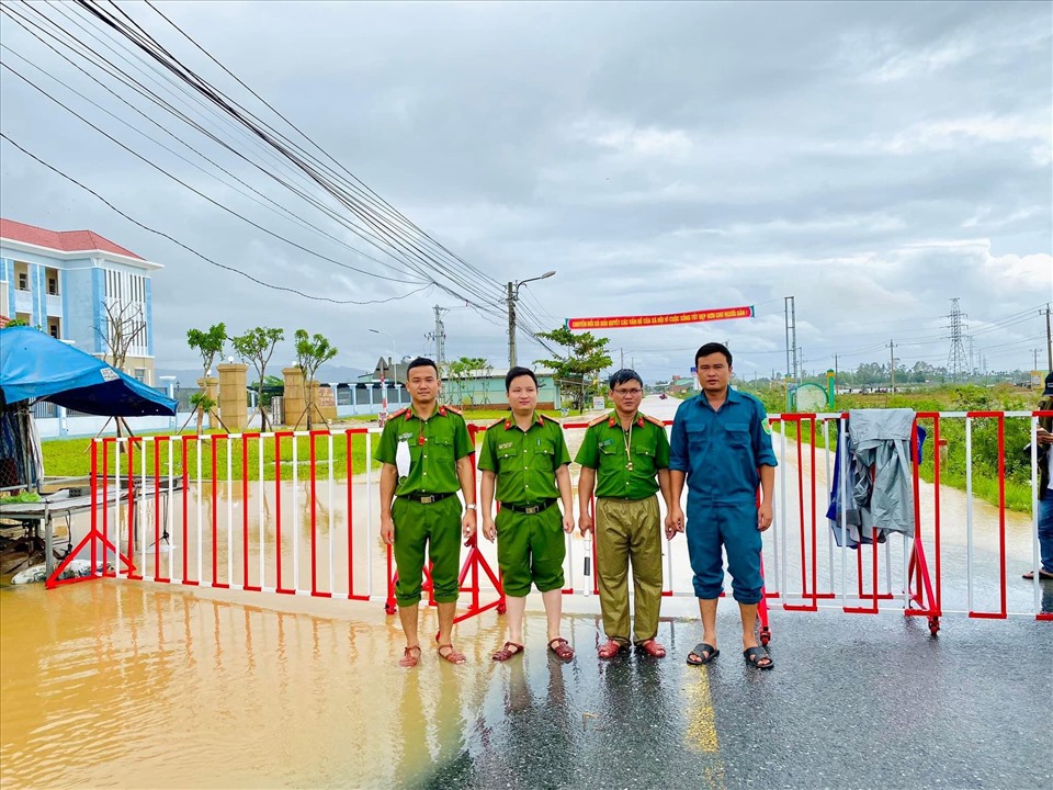Tại huyện Đại Lộc (Quảng Nam) bị ngập sâu nhiều đoạn đường nên công an huyện đã rào chắn từ sớm không cho người dân qua lại tránh trường hợp đáng tiếc xảy ra.