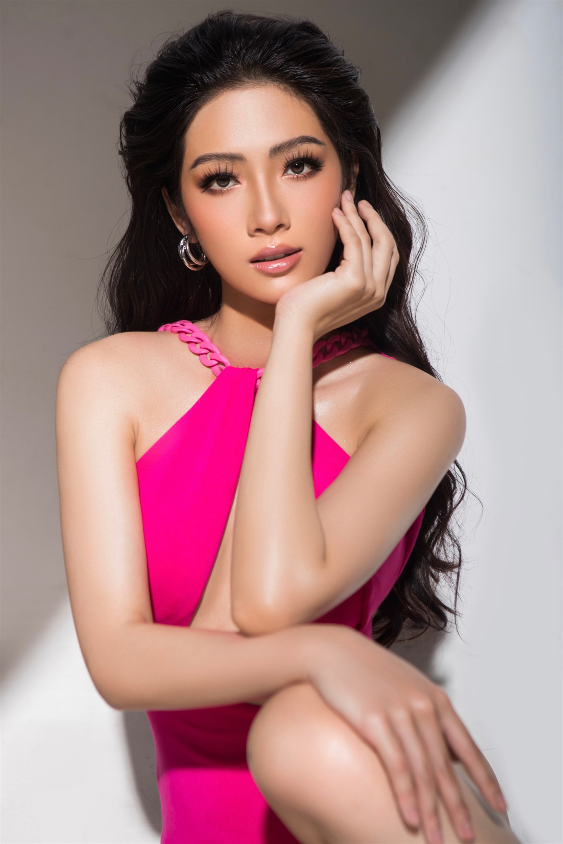 Miss Tourism Queen Worldwide 2022 dự kiến diễn ra từ 19 - 24.10 tại Kuala Lumpur (Malaysia). Cuộc thi sẽ có những phần chính bao gồm trình diễn trang phục dân tộc, trình diễn trang phục dạ hội, trình diễn bikini, tài năng.  Bình An cho biết cô sẽ lên đường sang Malaysia vào ngày 19.10 để tham gia các hoạt động thuộc khuôn khổ cuộc thi. Ảnh: NSCC.