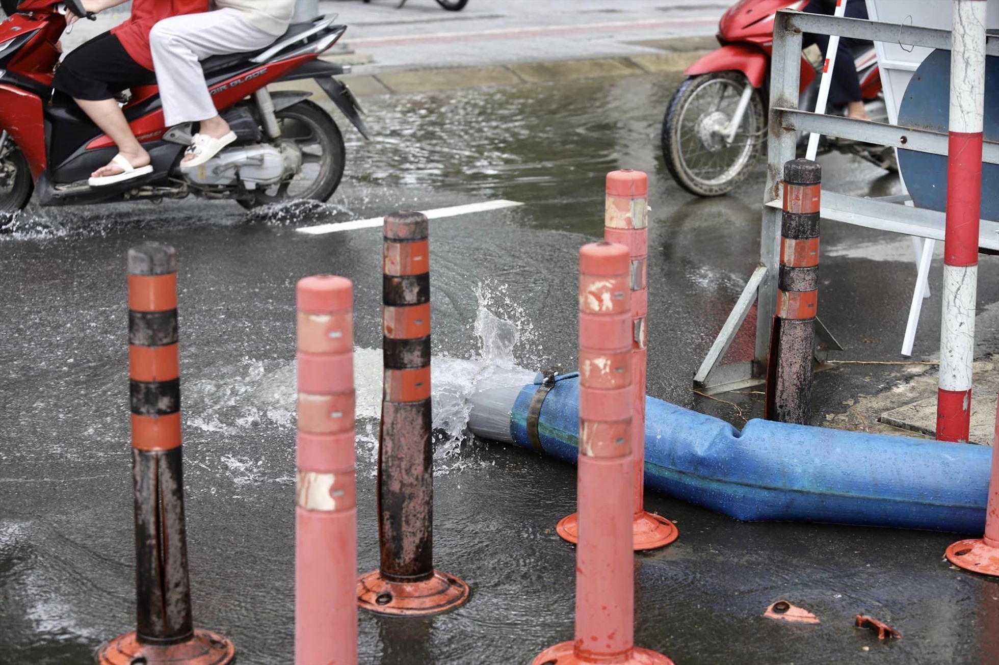Đến trưa cùng ngày, các nỗ lực hút nước trong hầm chui Điện Biên Phủ đang được tiến hành khẩn trương.