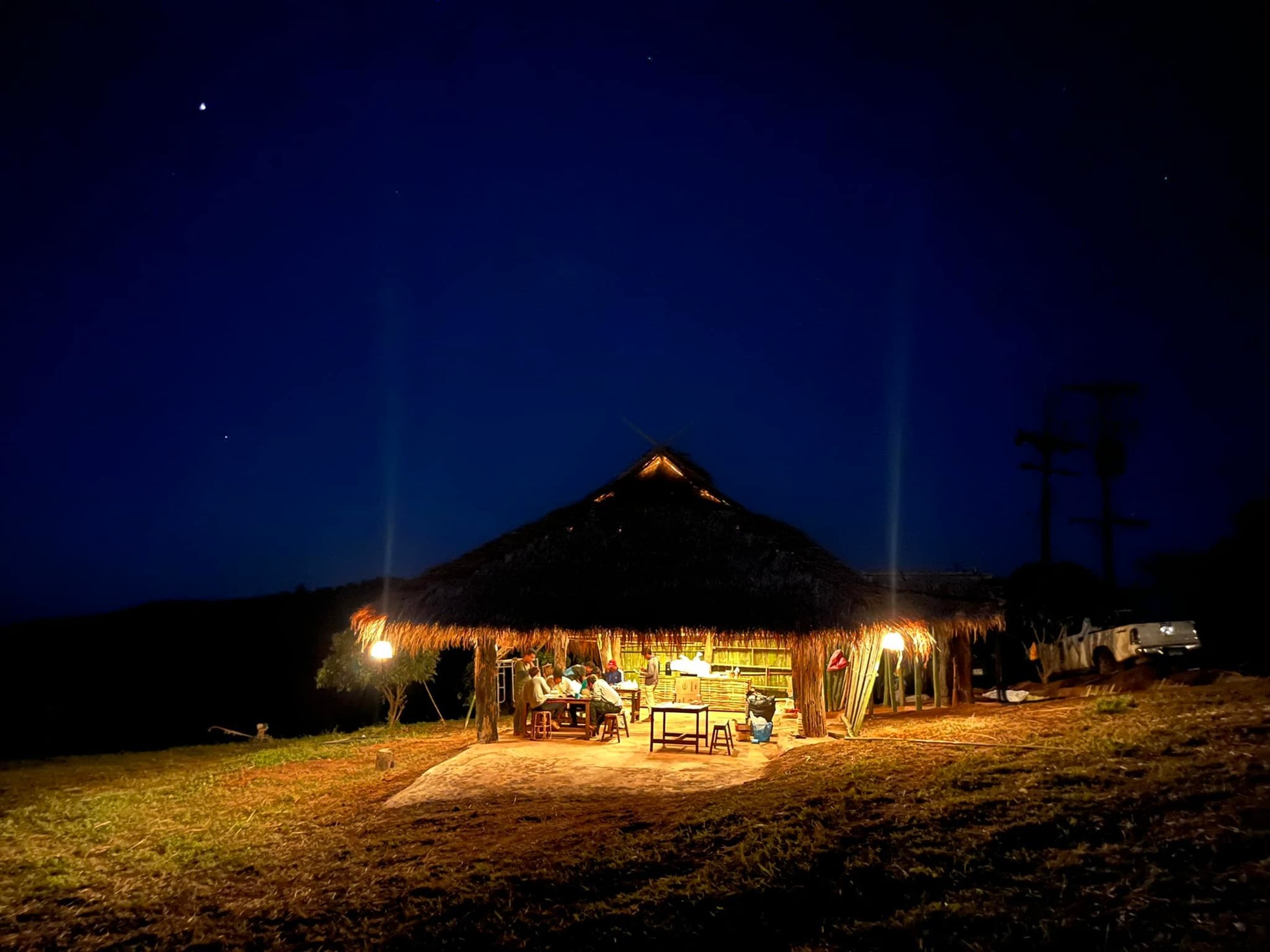 Nếu có thời gian, du khách hãy cân nhắc ở lại trang trại đến tối muộn để tận hưởng không khí yên tĩnh và trò chuyện bên những ly cà phê nóng. Ảnh:
