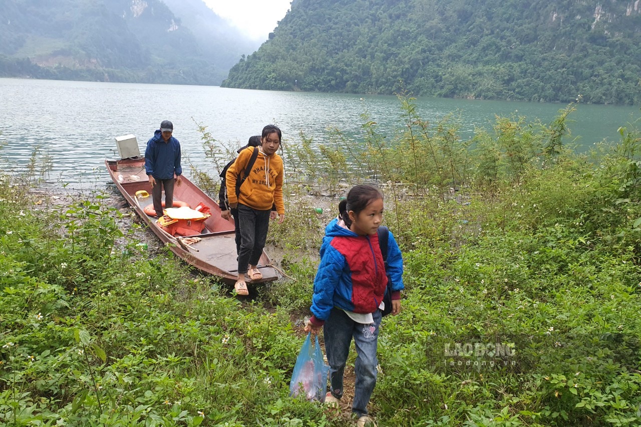 Nhiều học sinh ở khu TĐC xóm Nhạp phải đi thuyền hằng ngày tới điểm trường trung tâm thuộc trường Tiểu học và THCS xã Đồng Ruộng theo học.