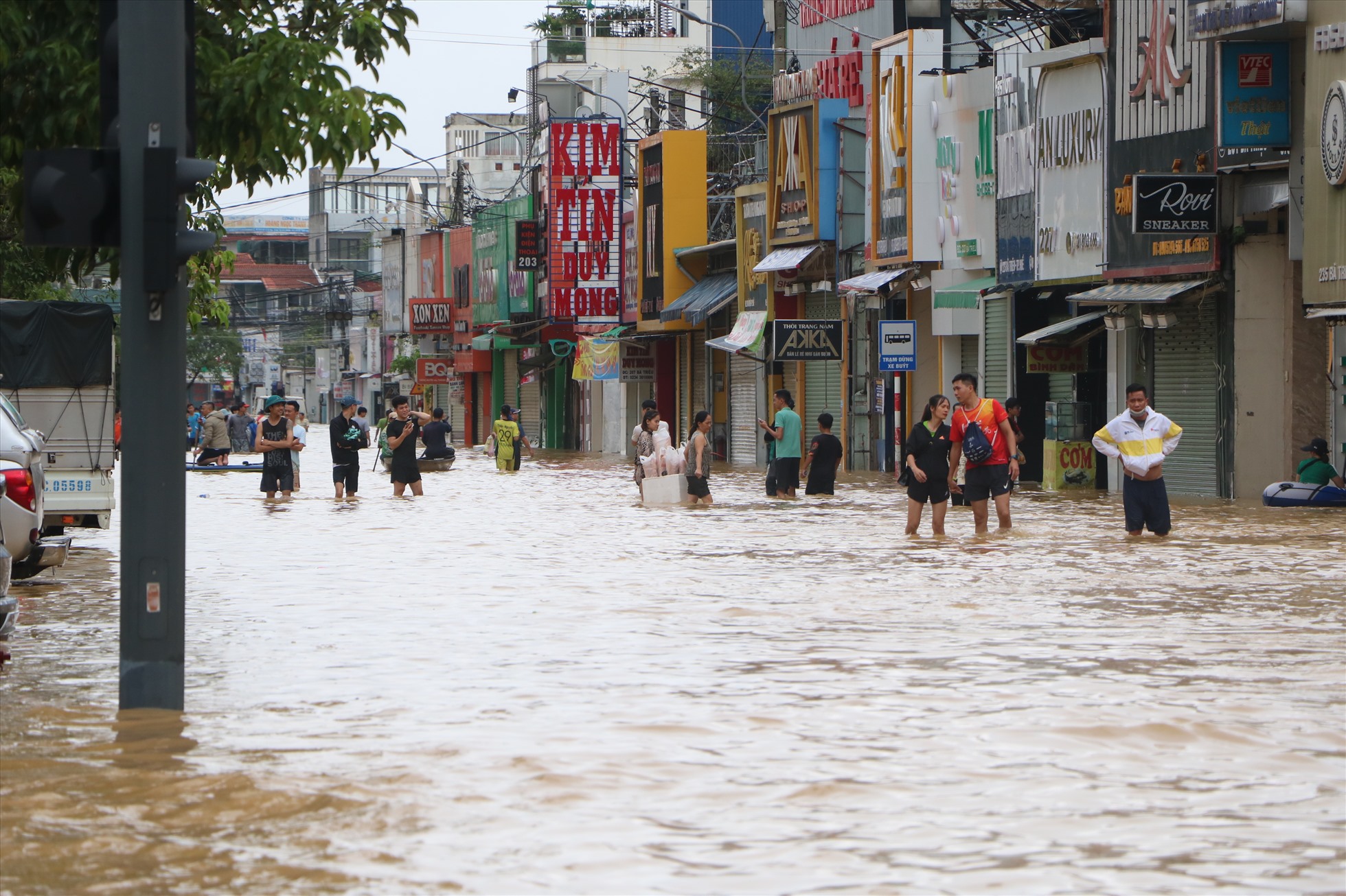 Theo dự báo của Đài Khí tượng thủy văn tỉnh Thừa Thiên Huế, do ảnh hưởng của áp thấp nhiệt đới suy yếu từ bão số 5, tại tỉnh Thừa Thiên Huế tiếp tục có mưa to, với tổng lượng mưa tích lũy trong ngày và đêm 15/10 phổ biến 120-250mm, có nơi trên 300mm; Ngập lụt diện rộng.