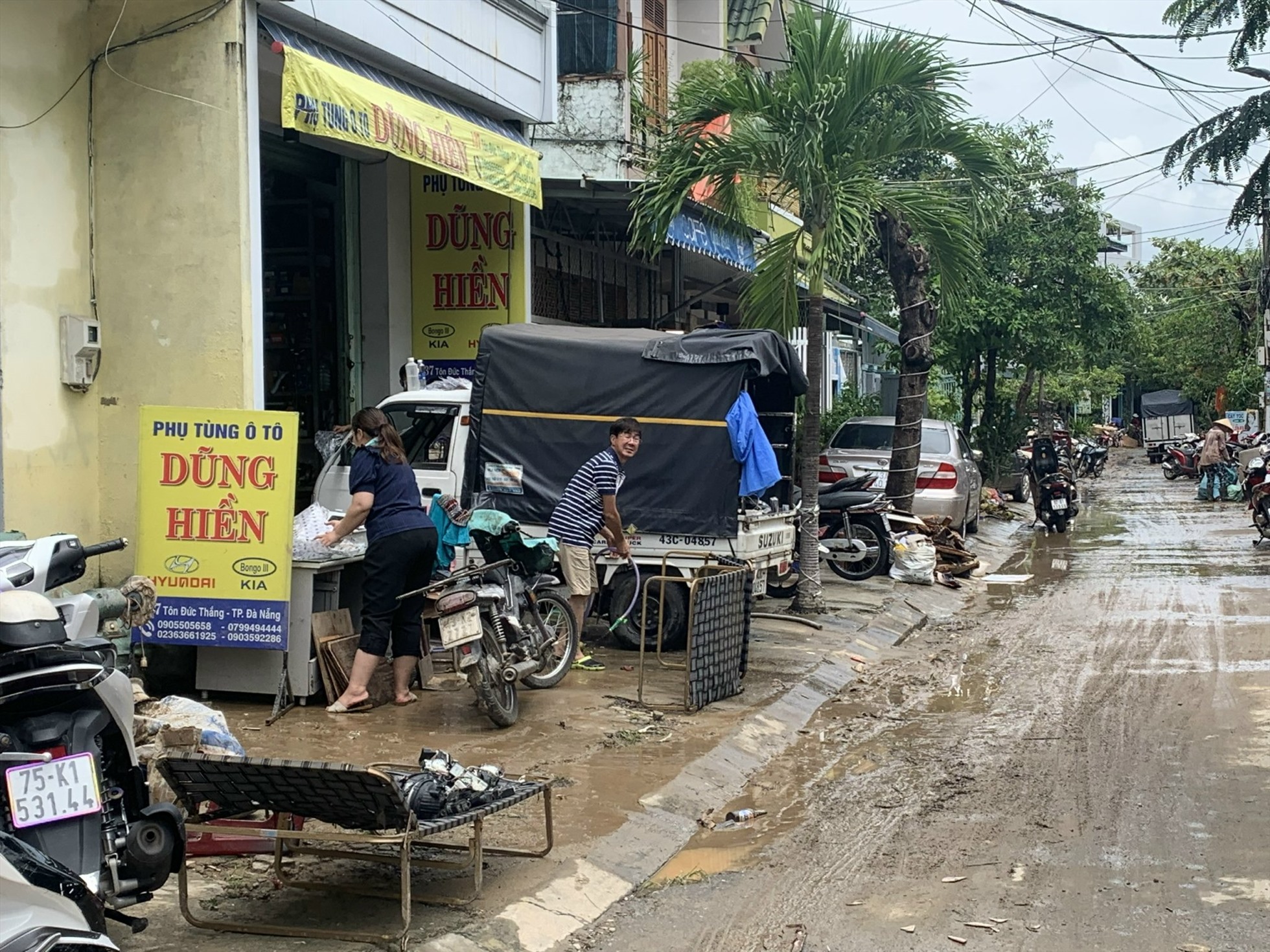 Ở các tuyến đường quanh Bến xe trung tâm thành phố Đà Nẵng, do nước dâng đề từ 1-2 mét nên gần như vật dụng của nhà dân đều bị ngâm nước