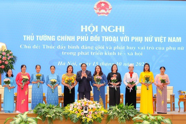 Thủ tướng tặng hoa các đại biểu tham dự hội nghị.