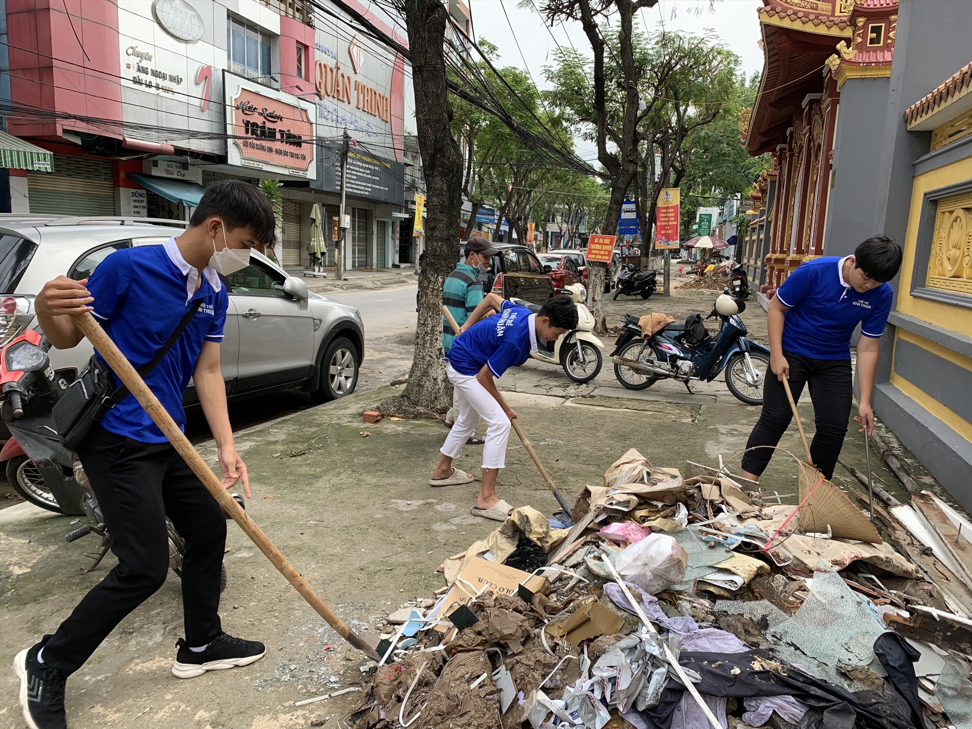 Thanh niên tình nguyện tham gia dọn dẹp rác thải trên đường Phan Châu Trinh.
