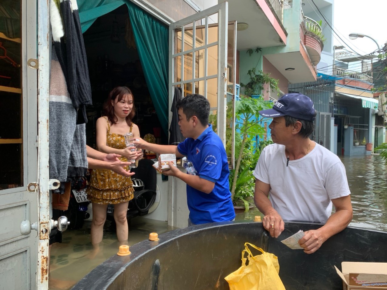 Thanh niên Đà Nẵng hỗ trợ lương thực cho người dân ở khu vực ngập lụt.