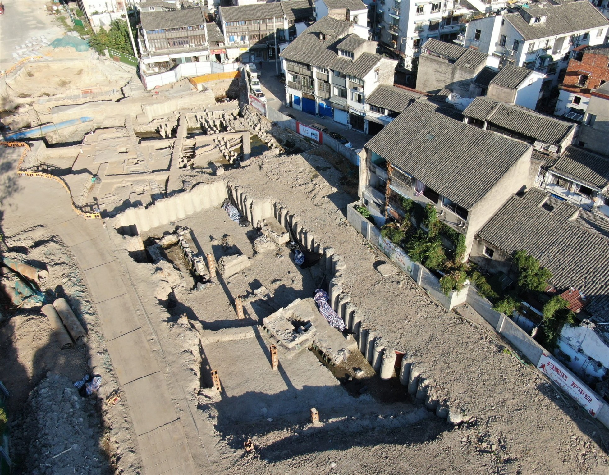 Một khu phố hiện đại nằm trên bối cảnh địa điểm khảo cổ cổ đại. Ảnh: Xinhua