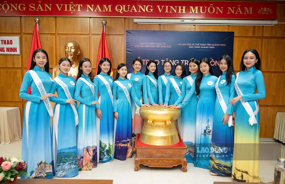 Thí sinh chụp ảnh với phiên bản trống đồng Ngọc Lũ được trao tặng cho Bảo tàng Quảng Ninh. Ảnh Đoàn Hưng