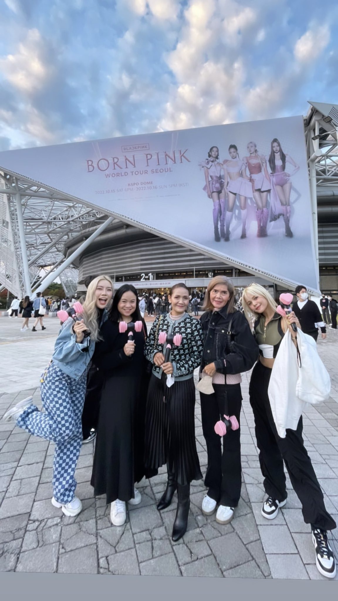 Twice và Blackpink là hai nhóm nhạc nữ nổi tiếng tại Hàn Quốc. Nếu bạn là fan của một trong hai nhóm này hoặc cả hai, bạn sẽ không thể bỏ lỡ ảnh của Hyeri trên sân khấu cùng Blackpink trong một buổi hòa nhạc đầy sôi động.