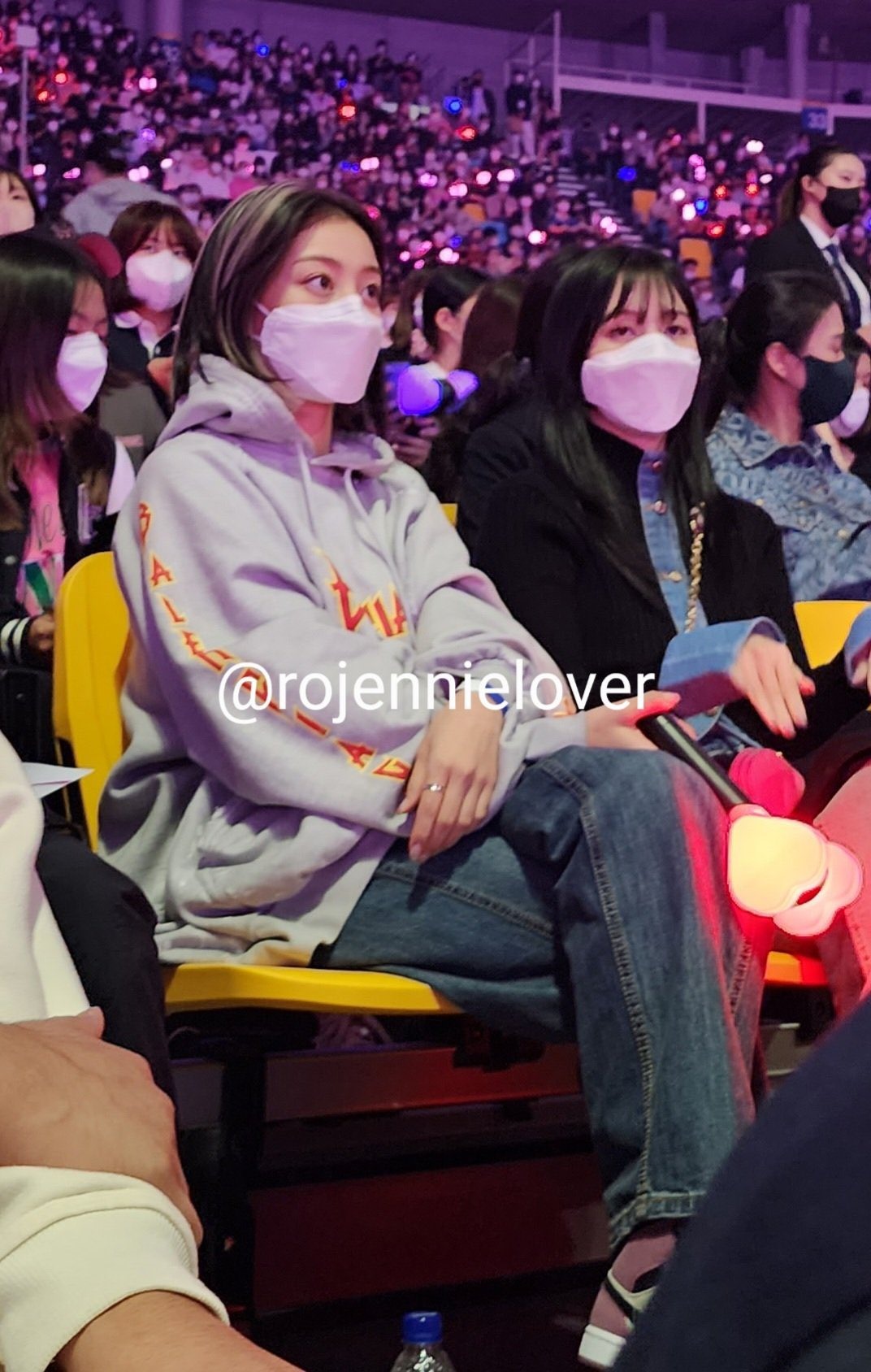 Theo các Blink, Jihyo và Mina đã có mặt tại concert từ sớm để ổn định chỗ ngồi.