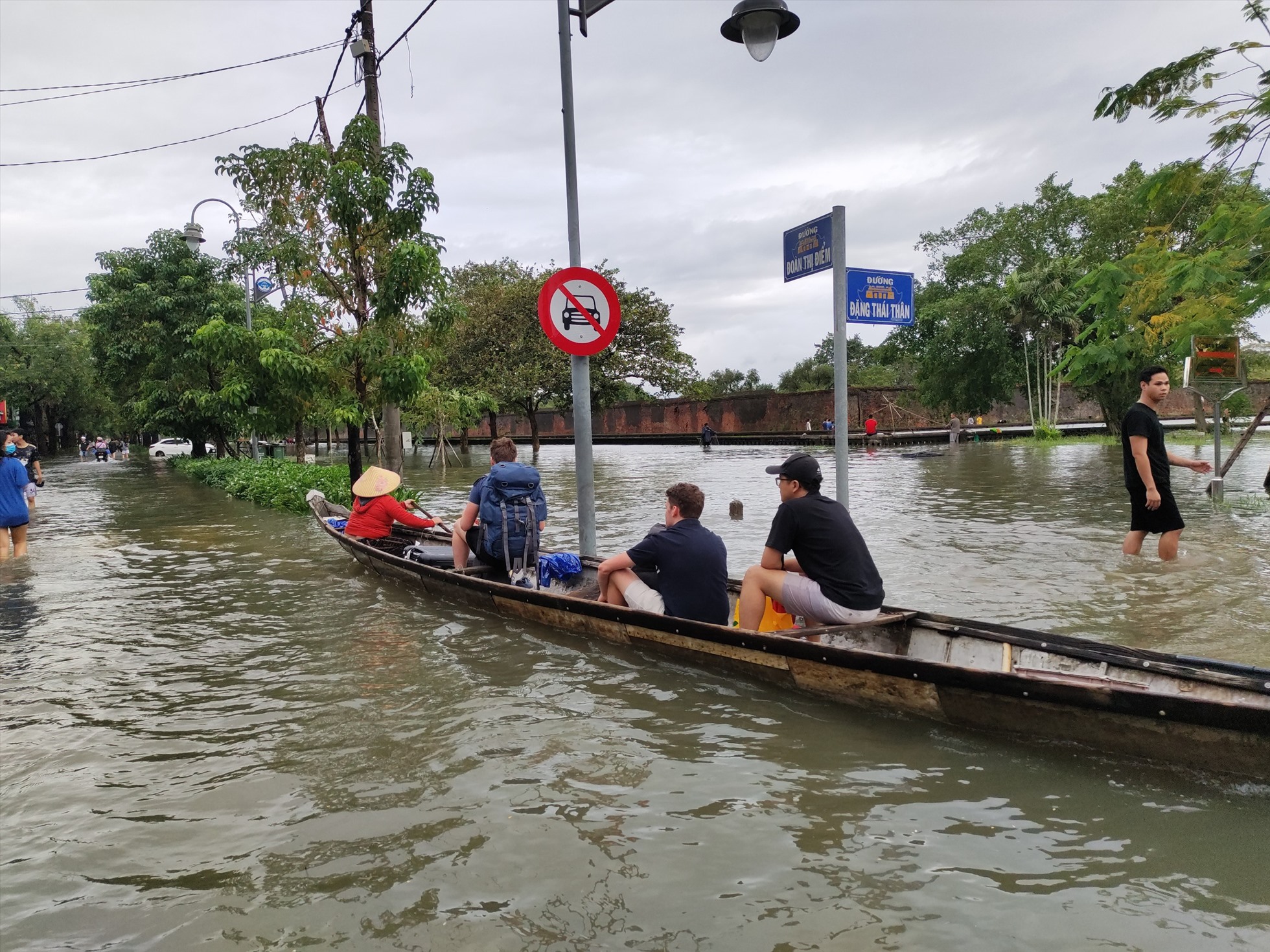 Hiện, dù mực nước đang có xu hướng giảm nhưng những địa bàn trọng yếu, thấp trũng như TP. Huế, huyện Quảng Điền, thị xã Hương Thủy vẫn còn ngập, nhiều điểm ngập nặng.