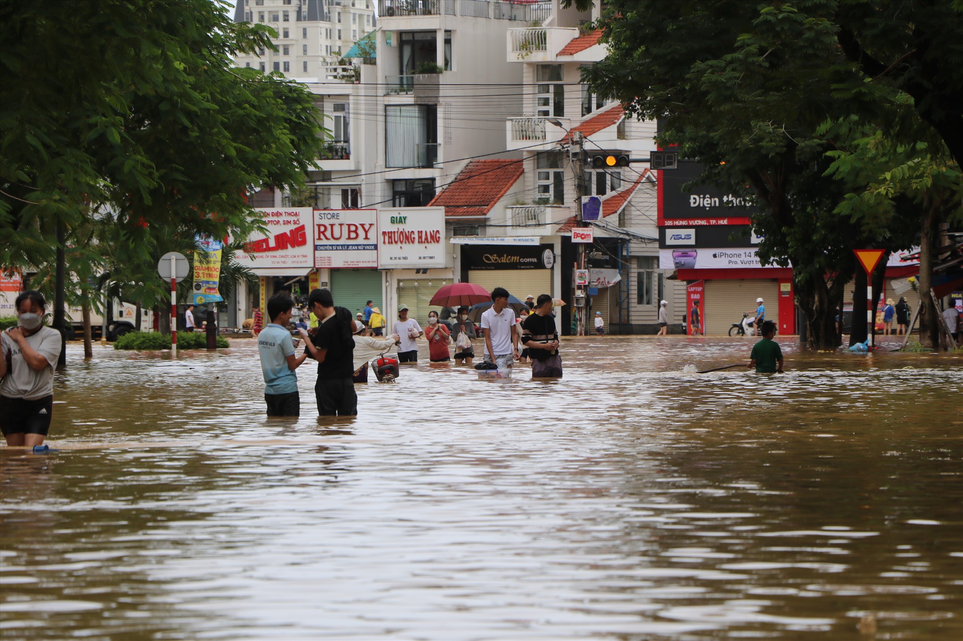 Đường Nguyễn Huệ (TP. Huế) vẫn còn ngập du trời đã ngớt mưa.