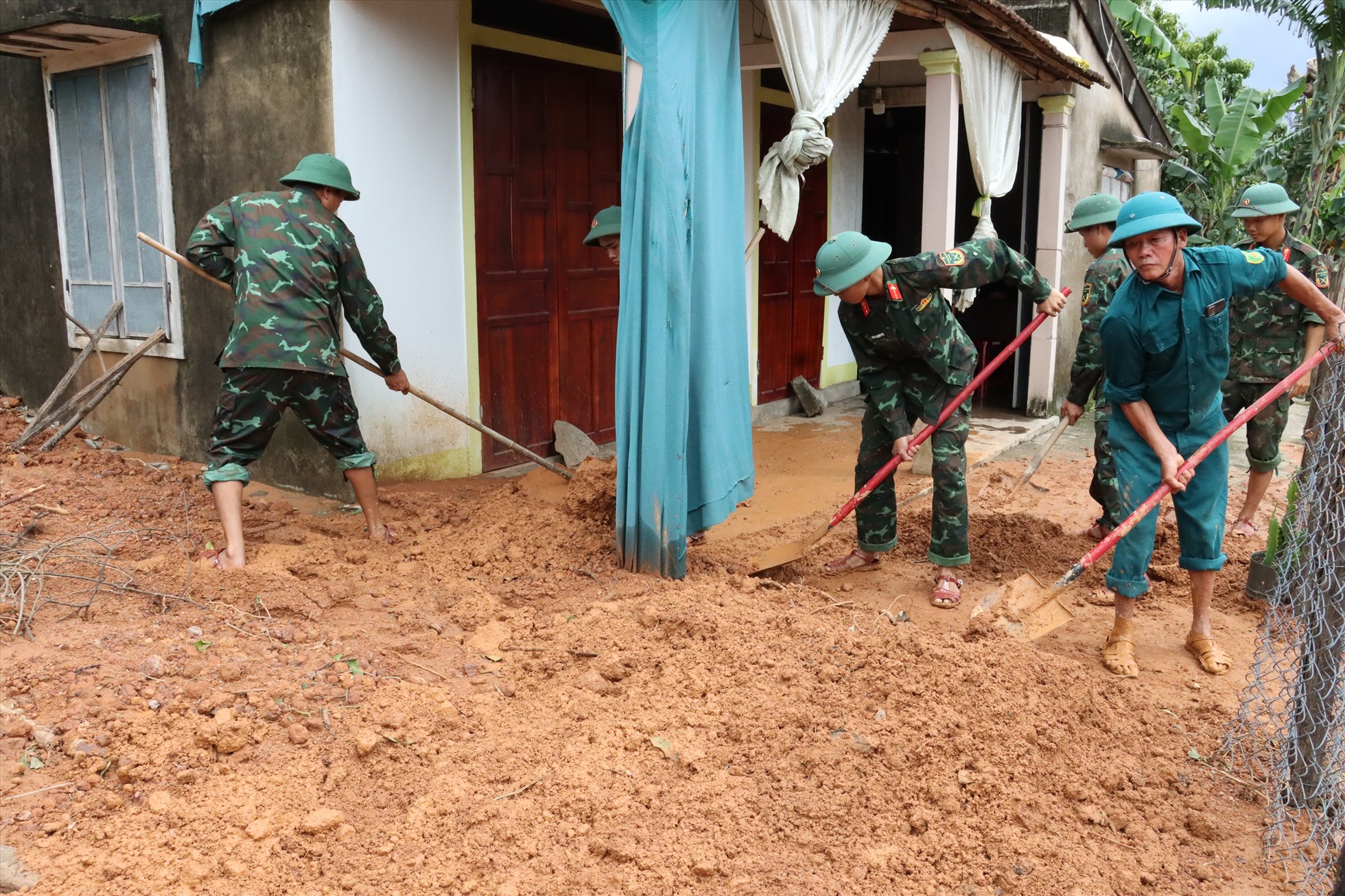 Lục lượng vũ trang Thừa Thiên Huế giúp người dân khắc phục hậu quả mưa lũ.