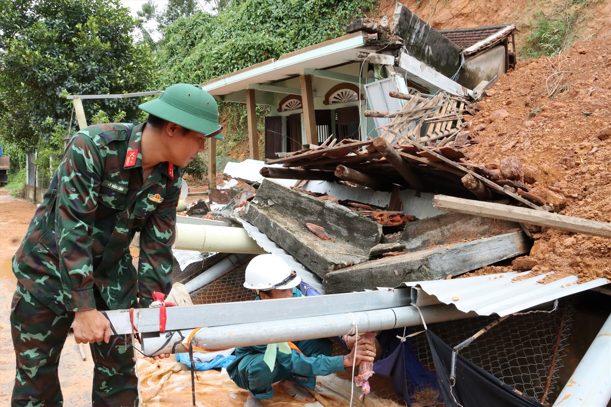Lục lượng vũ trang Thừa Thiên Huế giúp người dân khắc phục hậu quả mưa lũ.