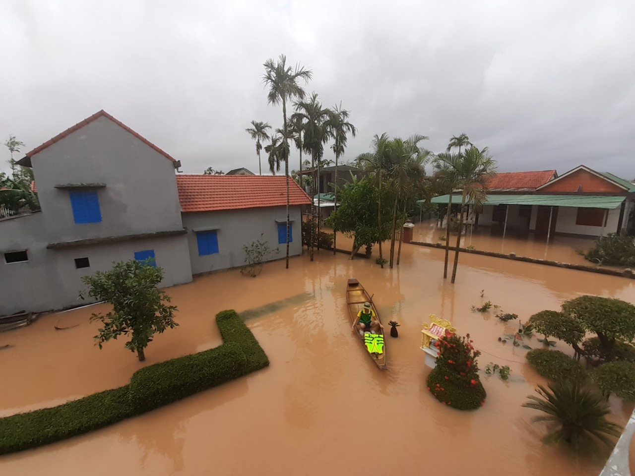 Ngoài ra, do nước sông lên cao và ngập úng bởi cường suất mưa lớn đã gây ngập gần 20.000 ngôi nhà với độ sâu từ 40 - 80cm.