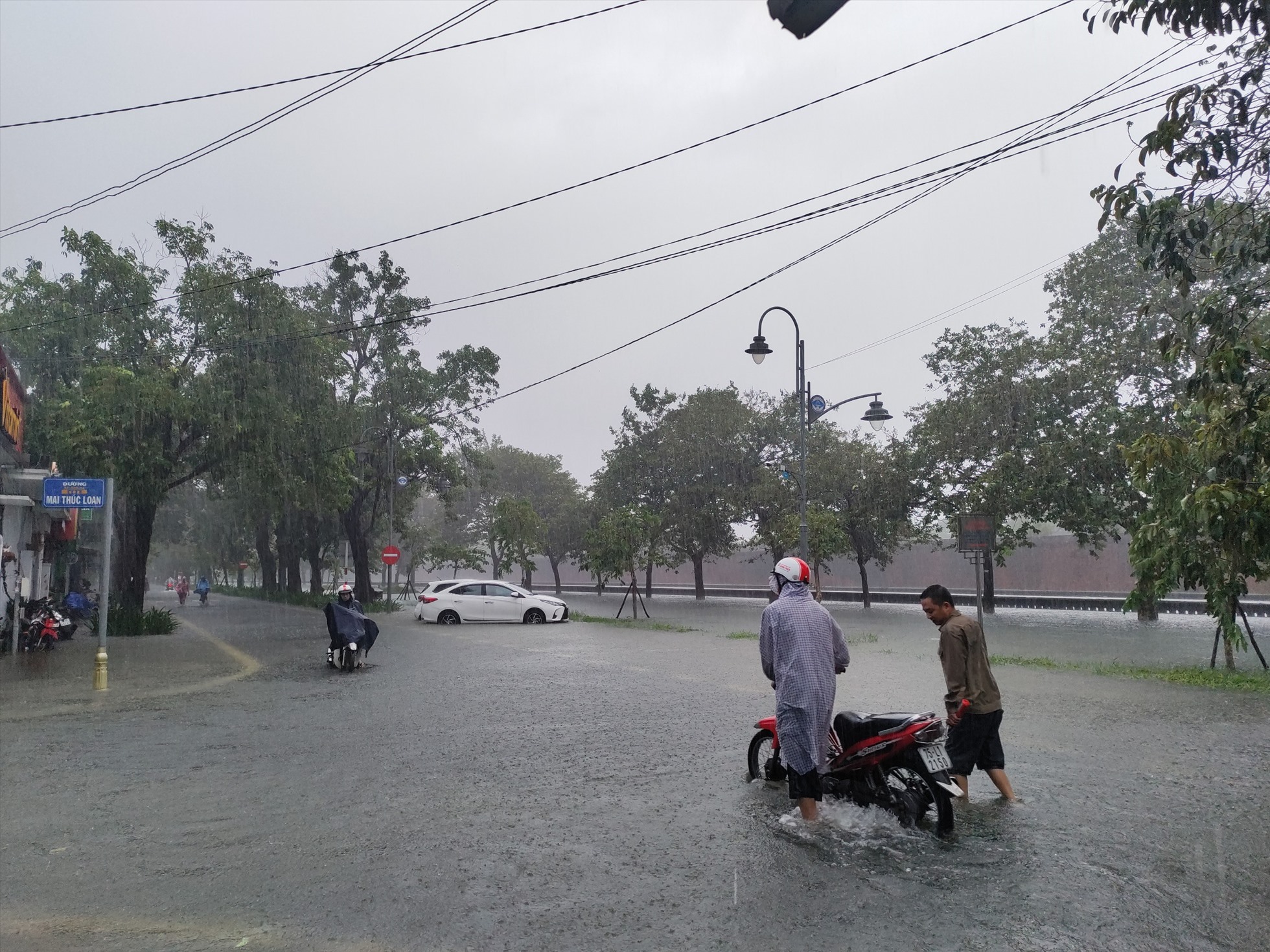 Theo dự báo của Đài Khí tượng thủy văn tỉnh Thừa Thiên Huế, do ảnh hưởng của áp thấp nhiệt đới suy yếu từ bão số 5, tại tỉnh Thừa Thiên Huế tiếp tục có mưa to, với tổng lượng mưa tích lũy trong ngày và đêm 15.10 phổ biến 120-250mm, có nơi trên 300mm; Ngập lụt diện rộng.
