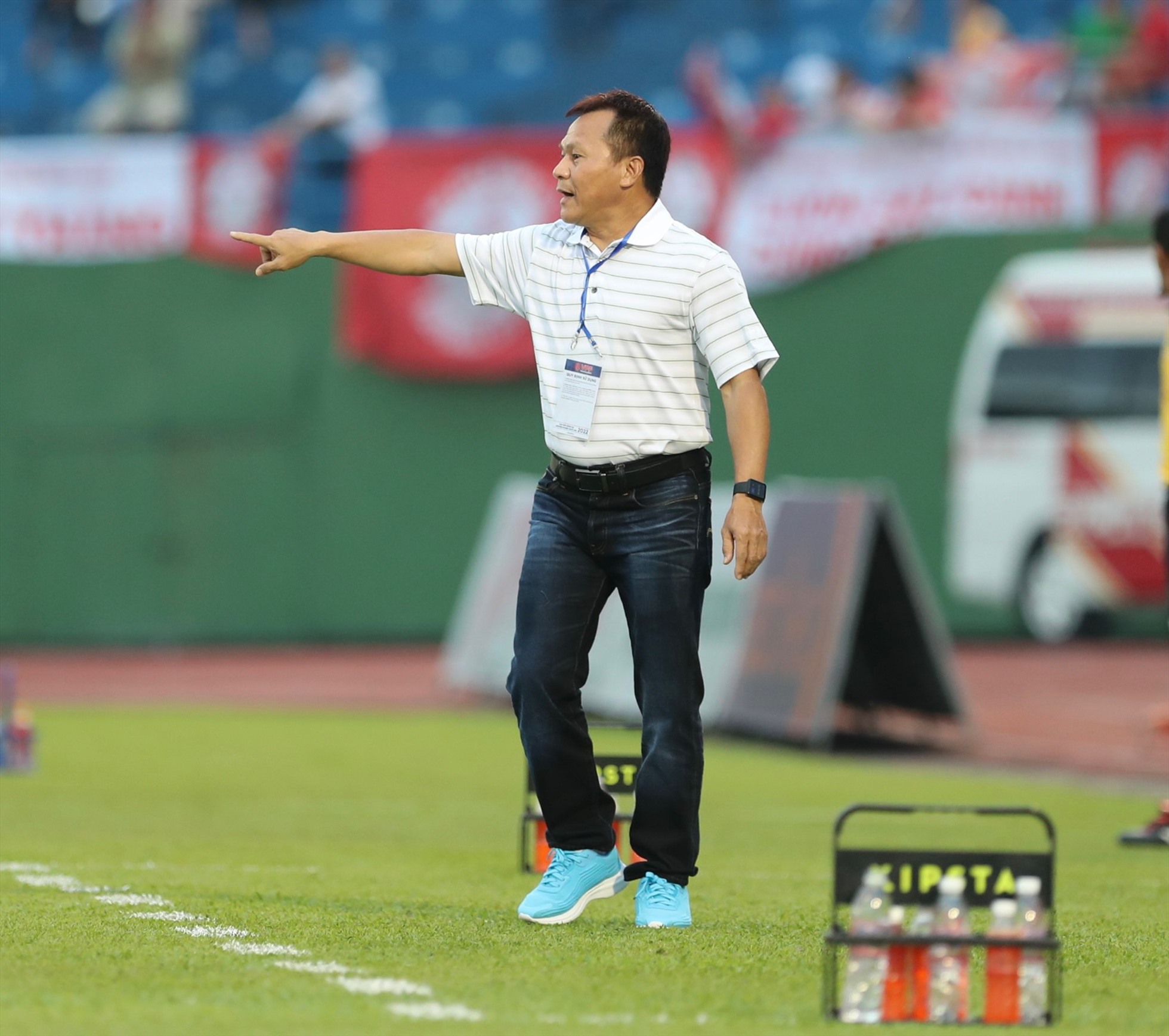 Bên ngoài đường biên, huấn luyện viên Lư Đình Tuấn liên tục thúc giục các học trò chơi tập trung khi đối thủ đang gia tăng sức ép về khung thành đội nhà.