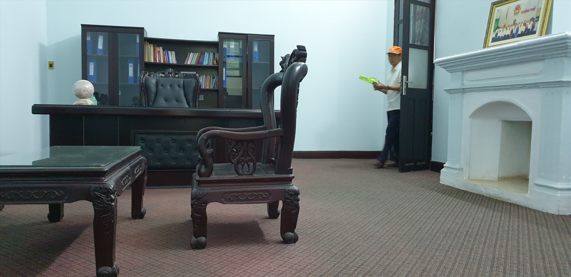 Phòng làm việc của Chủ tịch LĐLĐ tỉnh Quảng Ninh trước đây hiện cũng đầy bụi bặm và mùi hôi do nhiều năm không sử dụng. Ảnh: Nguyễn Hùng