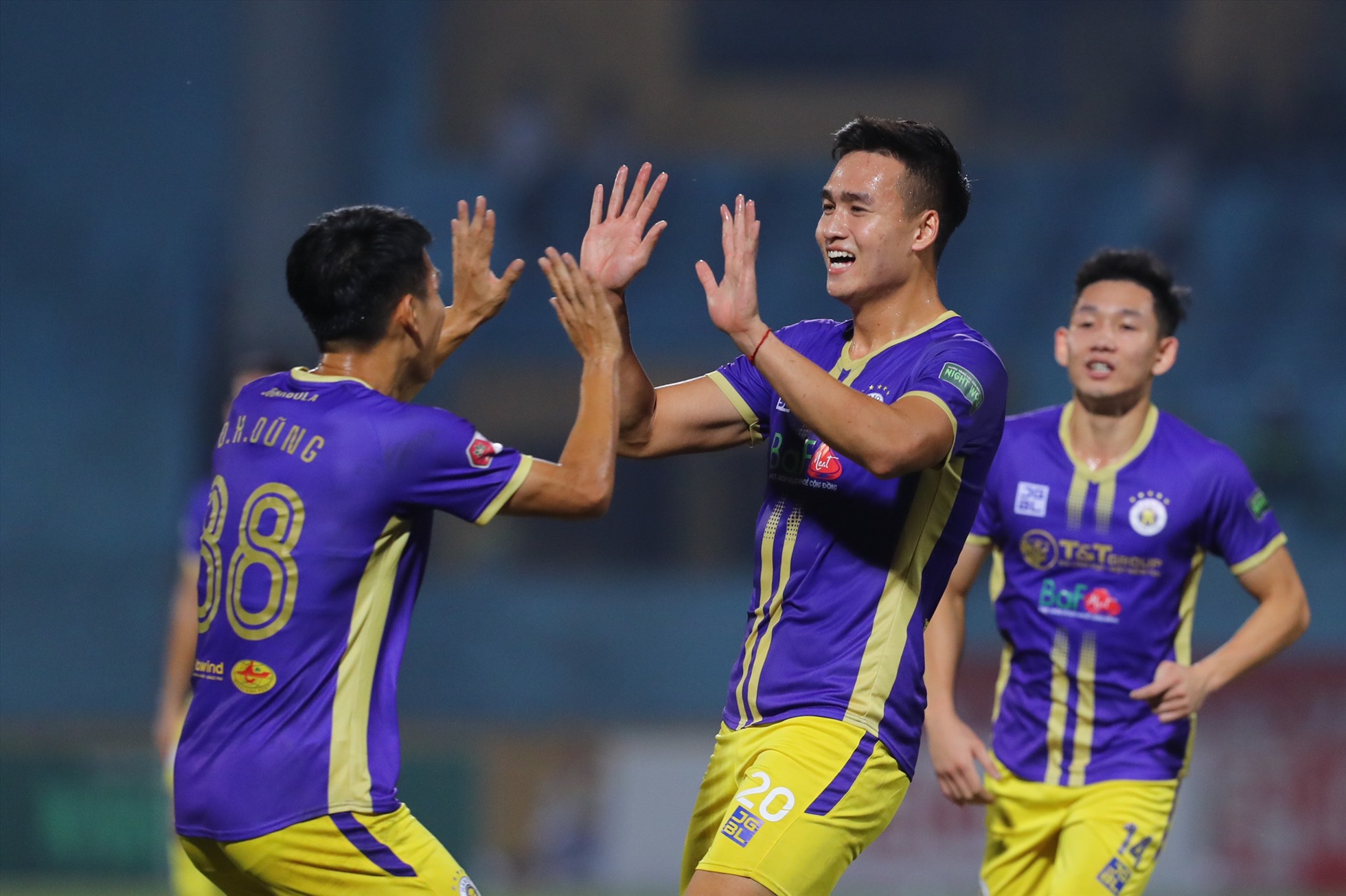 Chỉ sau đó 5 phút, Bùi Hoàng Việt Anh ghi bàn thắng nâng tỉ số lên 3-0 cho đội chủ sân Hàng Đẫy.