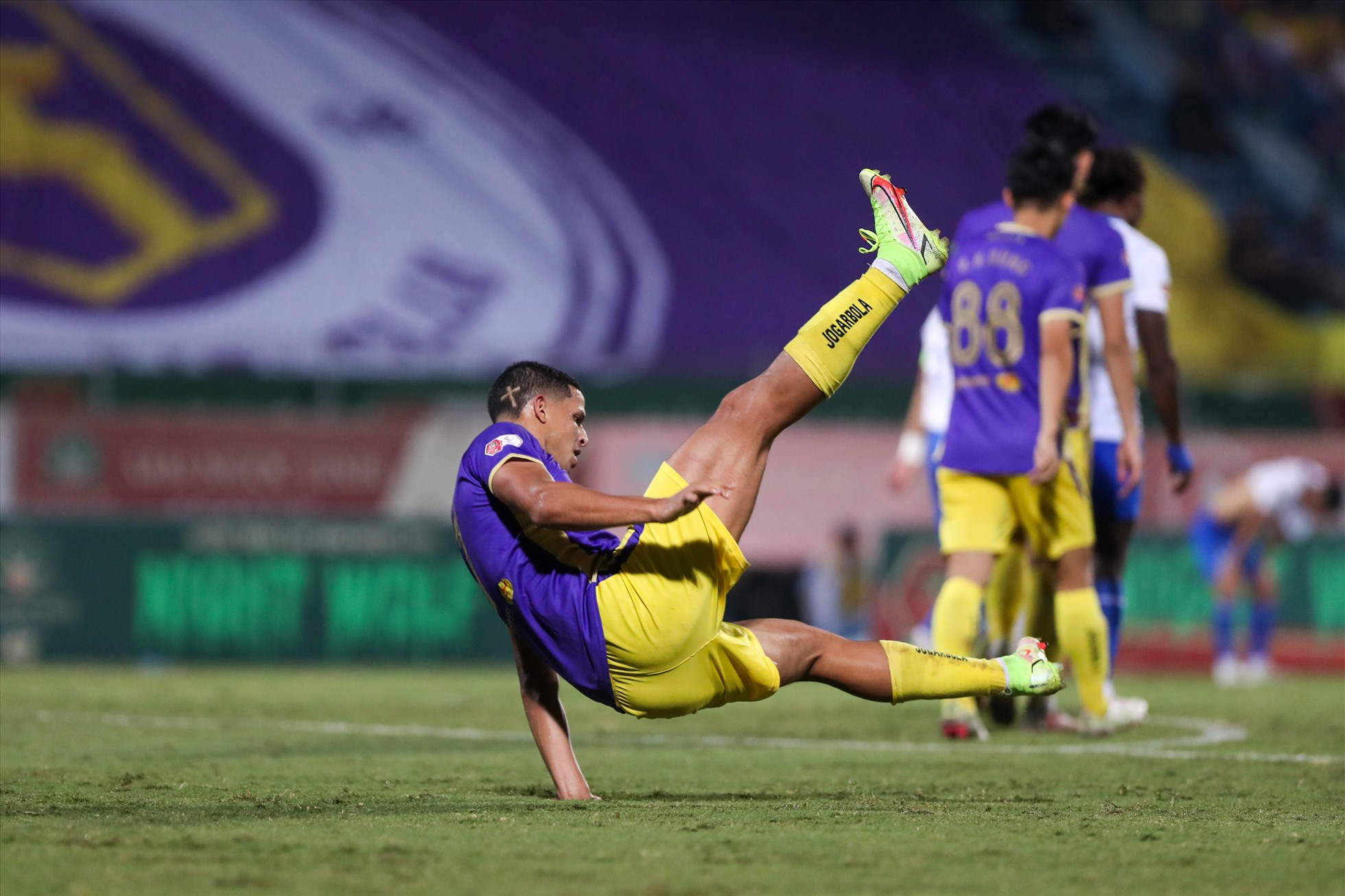 Lucao ăn mừng bàn thắng nâng tỉ số lên 5-0 cho câu lạc bộ Hà Nội.