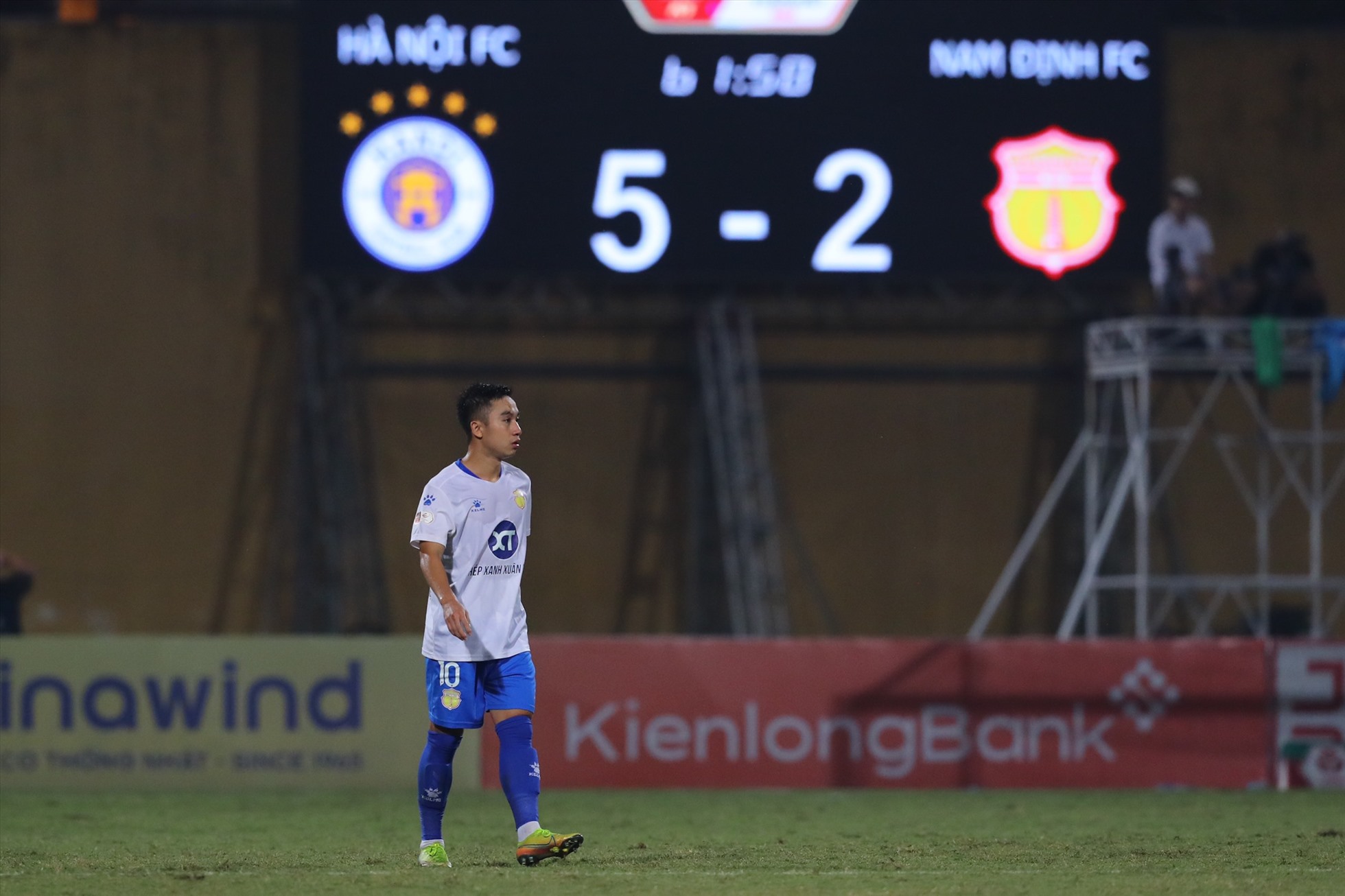 Chung cuộc, câu lạc bộ Nam Định thua đậm câu lạc bộ Hà Nội 5-2. Với 3 điểm có được, thầy trò huấn luyện viên Chun Jae-ho đang tiến rất gần tới chức vô địch mùa giải 2022.