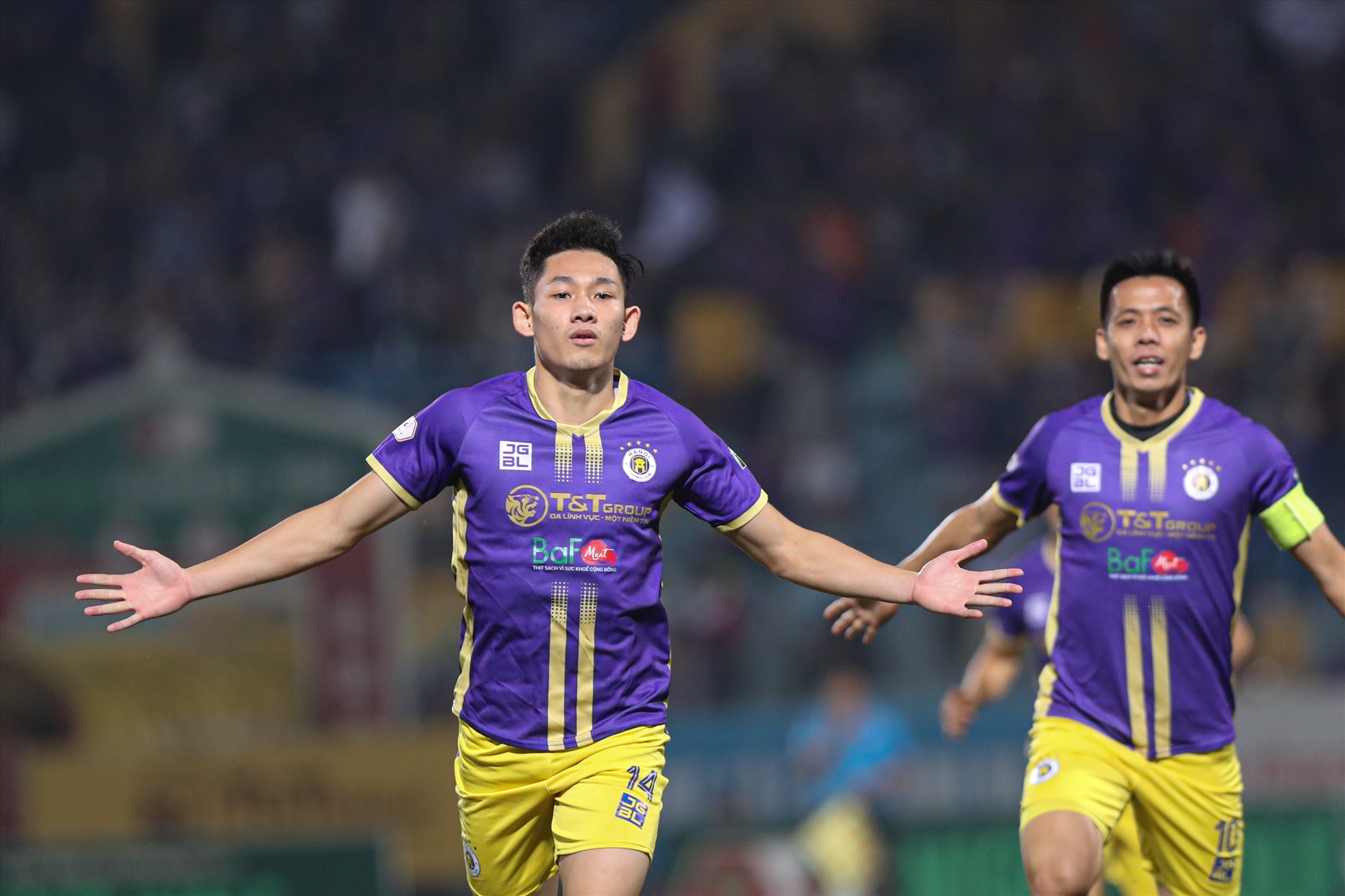 Ngay phút thứ 4 trận đấu, tiền vệ Nguyễn Hai Long mở tỉ số sau đường chuyền như dọn cỗ của Đỗ Hùng Dũng.