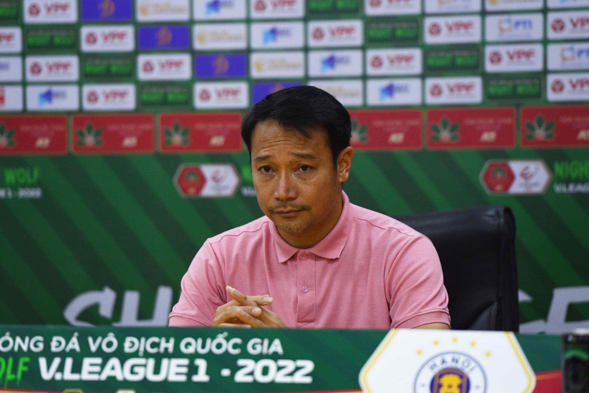 Huấn luyện viên Vũ Hồng Việt động viên các cầu thủ sau trận thua 2-5 trước Hà Nội. Ảnh: T.G