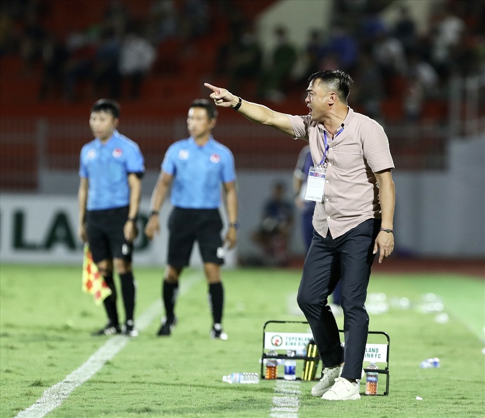 Huấn luyện viên Nguyễn Đức Thắng trở thành huấn luyện viên xuất sắc nhất tháng 9. Ảnh: T.H