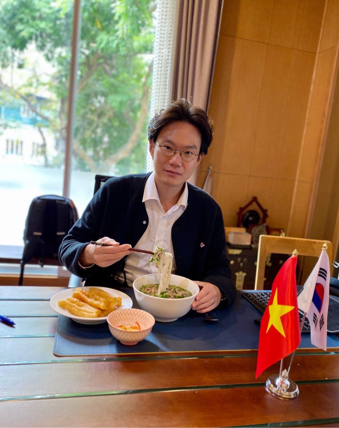 Ông Suk Jin Young - Giám đốc Trung tâm Văn hóa Hàn Quốc tại Việt Nam thưởng thức phở Việt. Ảnh: NVCC