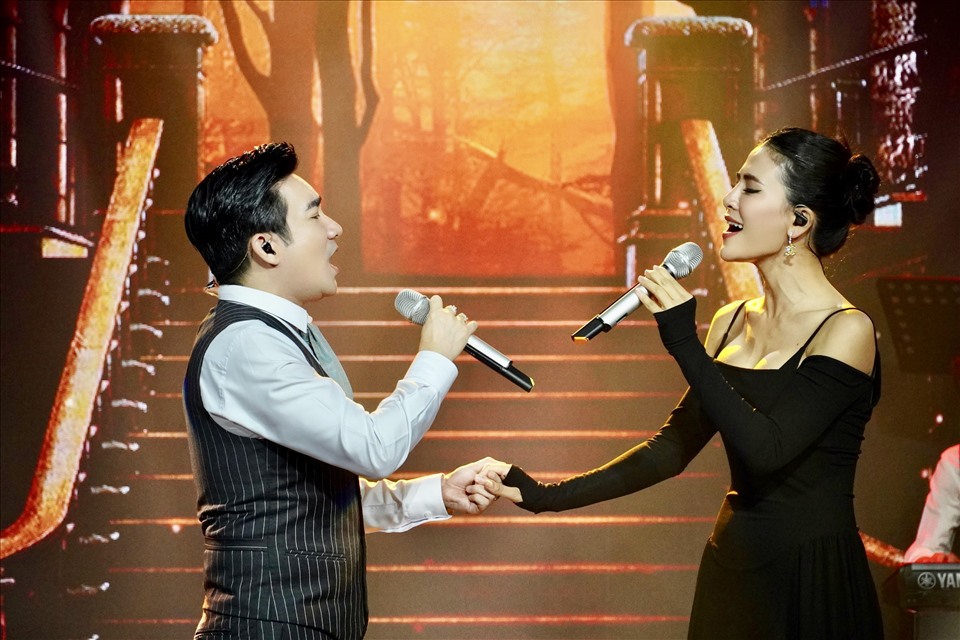 Cặp đôi ca sĩ thể hiện sự ăn ý khi hát song ca “Mùa hè đẹp nhất” của nhạc sĩ Đức Huy. Ảnh: NVCC