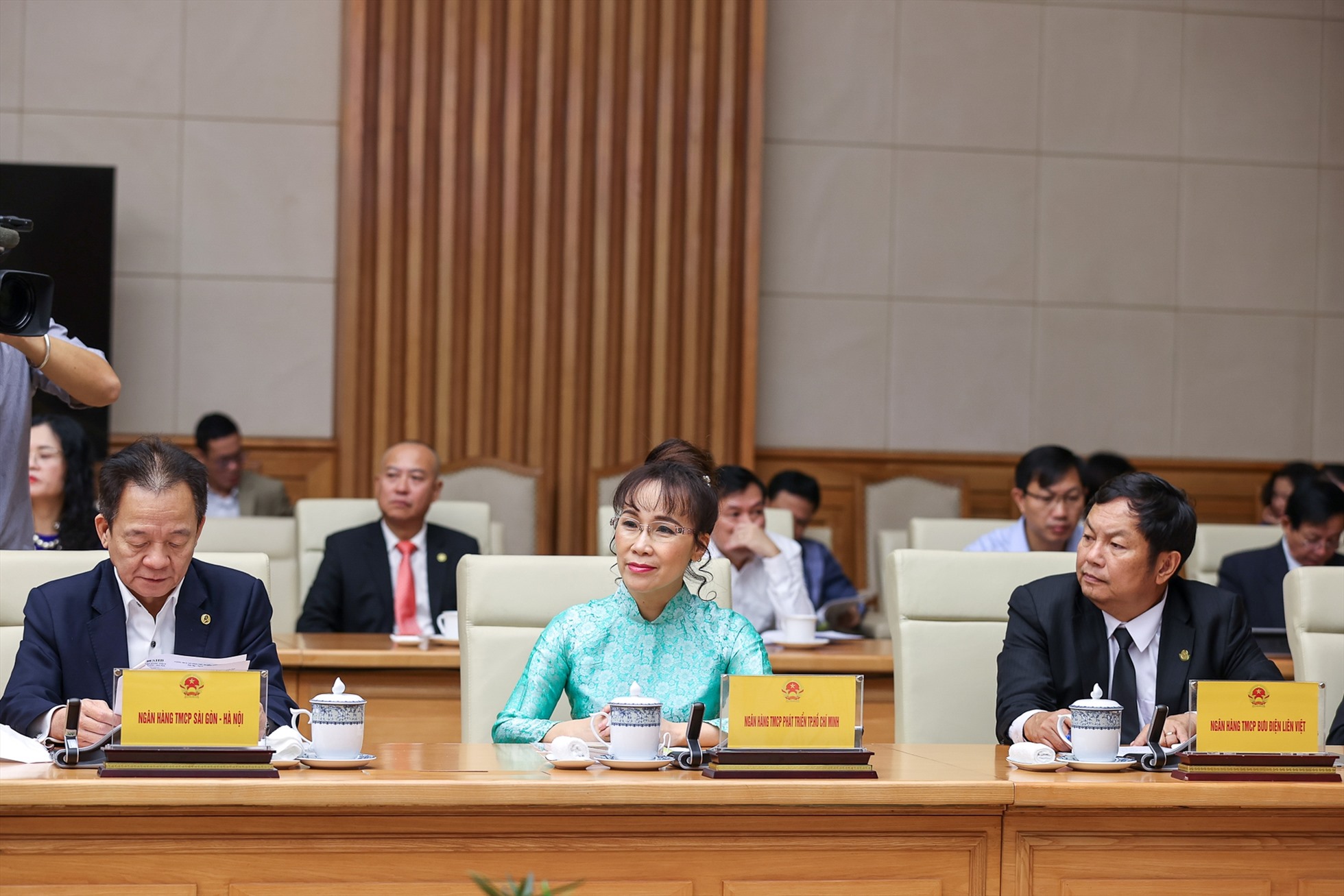 Gần 70 đại biểu là Chủ tịch, Tổng Giám đốc các ngân hàng thương mại đang hoạt động tại Việt Nam.dự cuộc gặp mặt với Thủ tướng Chính phủ