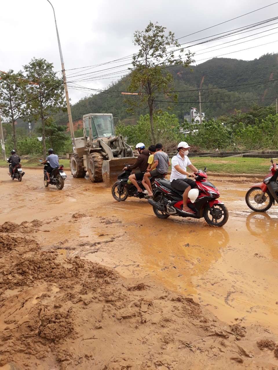 Nhiều tuyến đường quanh Khu công nghiệp Hòa Khánh cũng nhão nhoẹt bùn non, gây khó khăn cho việc đi lại của người lao động