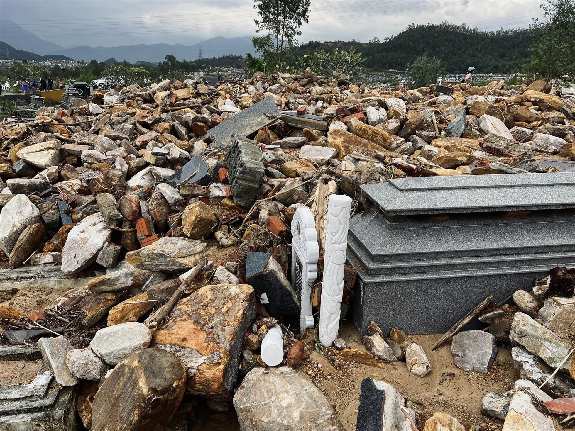 Mưa lớn lịch sử trong đêm 14.10 khiến một lượng lớn đất đá từ trên núi sạt xuống, gây hư hại nghiêm trọng đến nghĩa trang Hòa Sơn