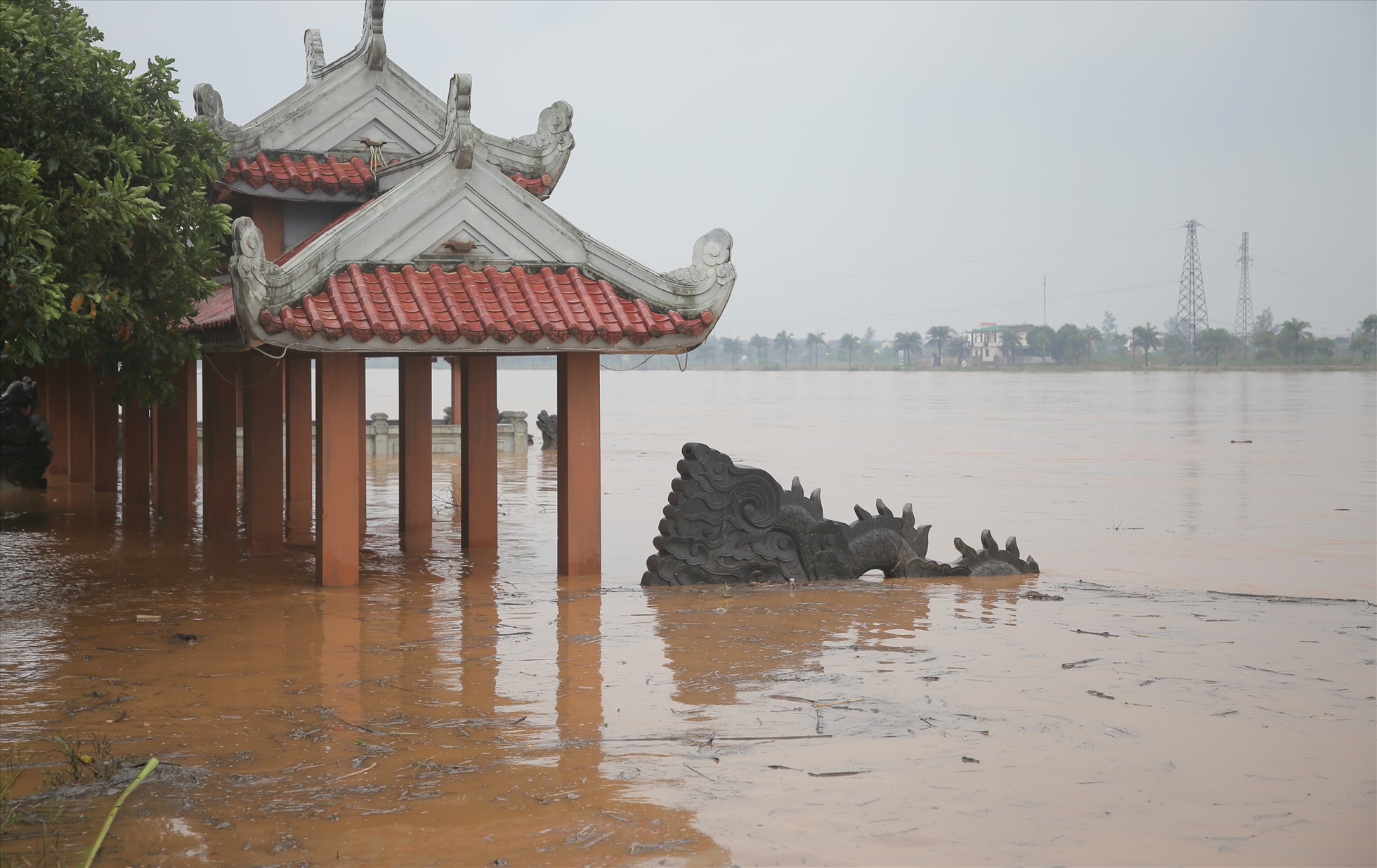 Nước sông Thạch Hãn đoạn ở thị xã Quảng Trị vẫn còn dâng cao. Vào lúc 17h ngày 15.10, tại trạm Thạch Hãn) mực nước đạt đỉnh 6,13m trên báo động 3 là 0,13cm. Lúc 4h ngày 16.10, mực nước hạ xuống còn 5,27m, trên báo động 2 là 0,77m.