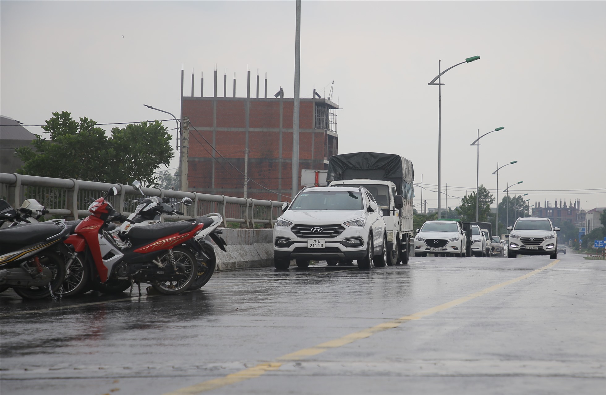 Hết mưa to, nước trên sông rút, nước lũ cũng tương tự. Nhưng người dân ở tỉnh Quảng Trị vẫn cẩn thận để xe môtô, ôtô trên các cây cầu cao để tránh tình trạng bị ngập nước.