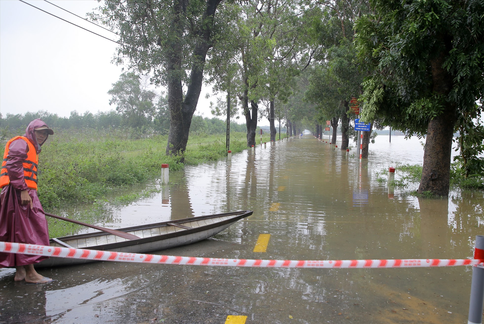 Tuyến đường đi vào xã Hải Thượng (huyện Hải Lăng, tỉnh Quảng Trị) vẫn còn ngập sâu. Chính quyền phải chặn đường, đặt biển cảnh báo cấm các loại phương tiện qua lại.
