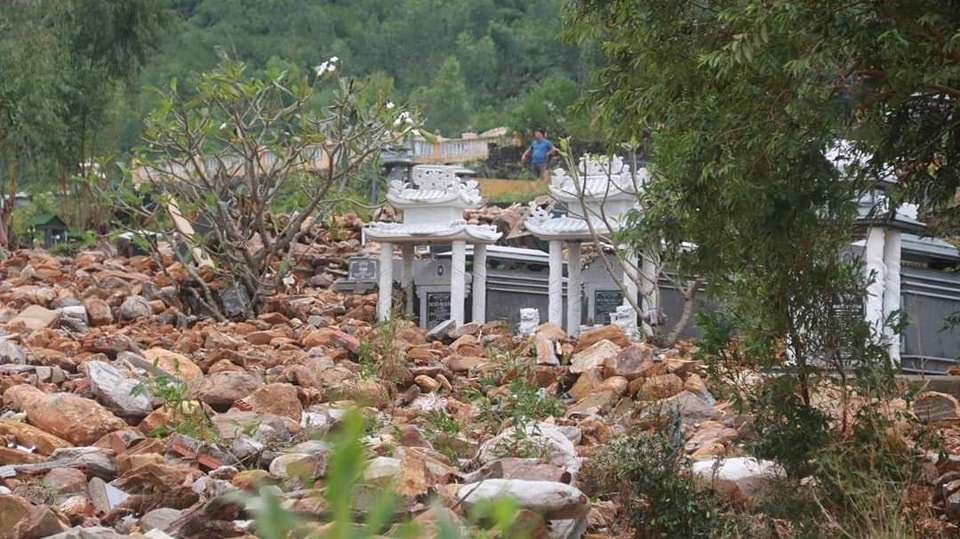 Khung cảnh nghĩa trang Hòa Sơn (TP Đà Nẵng) sau lũ.
