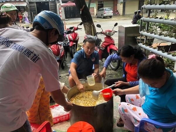 Những hộp cơm, chén soup nghĩa tình từ người dân Đà Nẵng.