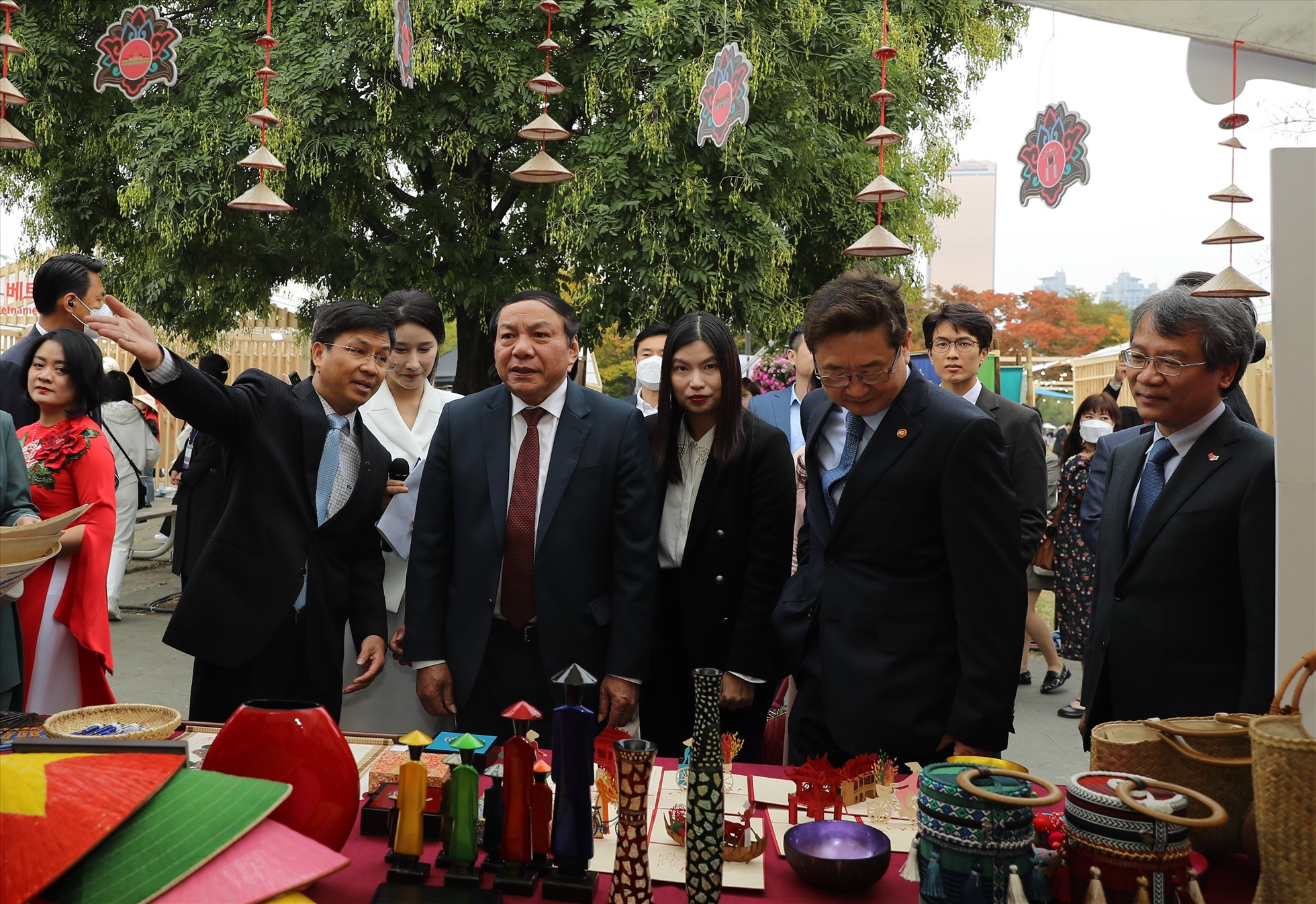 Hai Bộ trưởng tham quan khu vực Không gian văn hoá Việt Nam