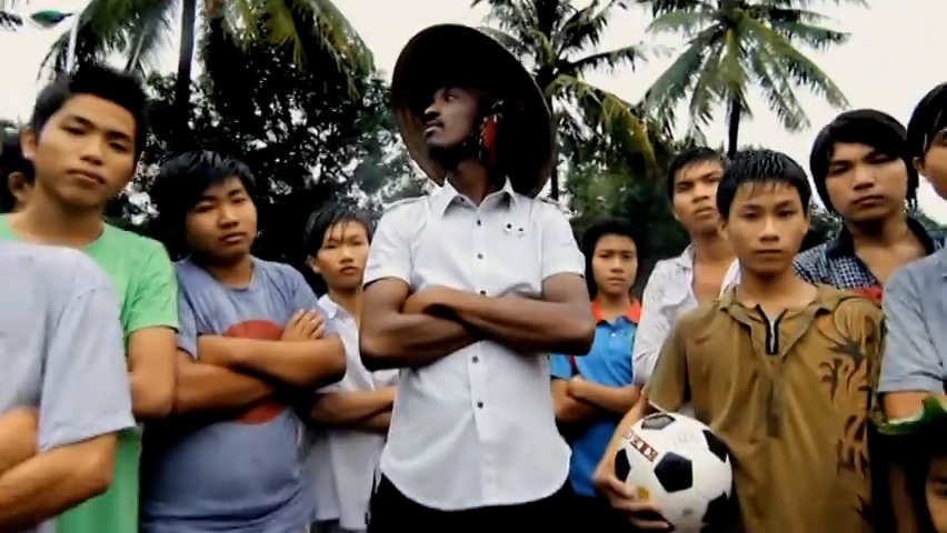 K'Naan đội nón lá trong MV “Wavin' Flag“.