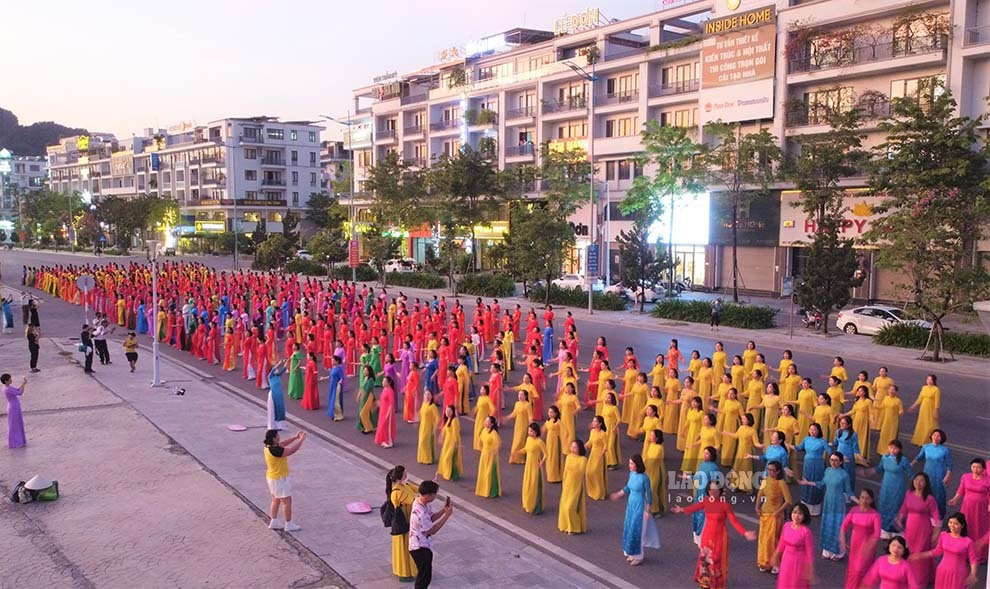 Quảng Ninh: 1500 phụ nữ Hạ Long xác lập kỷ lục đồng diễn dân vũ ...