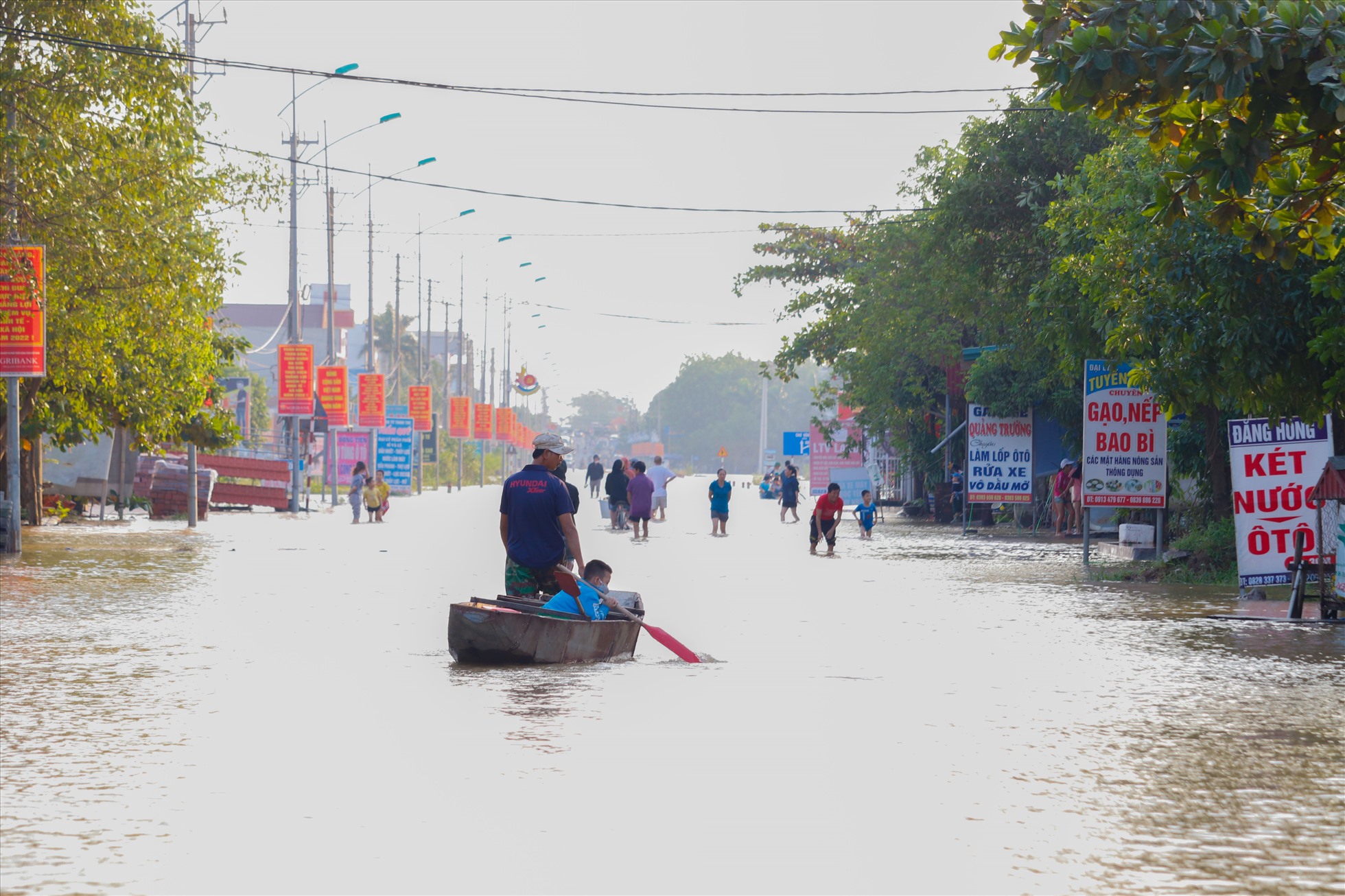 Tại huyện Lệ Thủy đã dừng mưa, trời hửng nắng và nước lũ cũng đã rút dần.