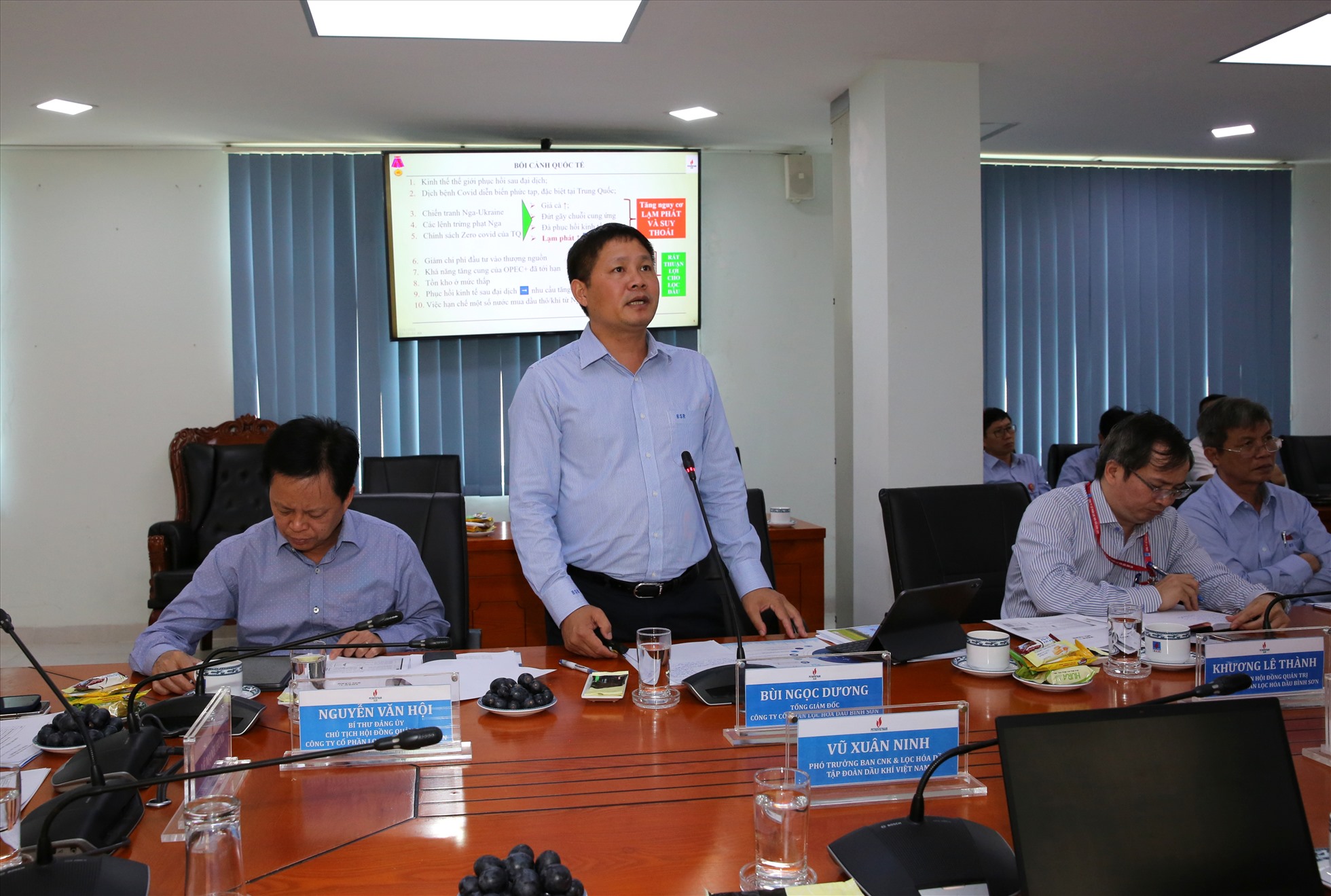 Tổng Giám đốc BSR Bùi Ngọc Dương báo cáo với Đoàn công tác