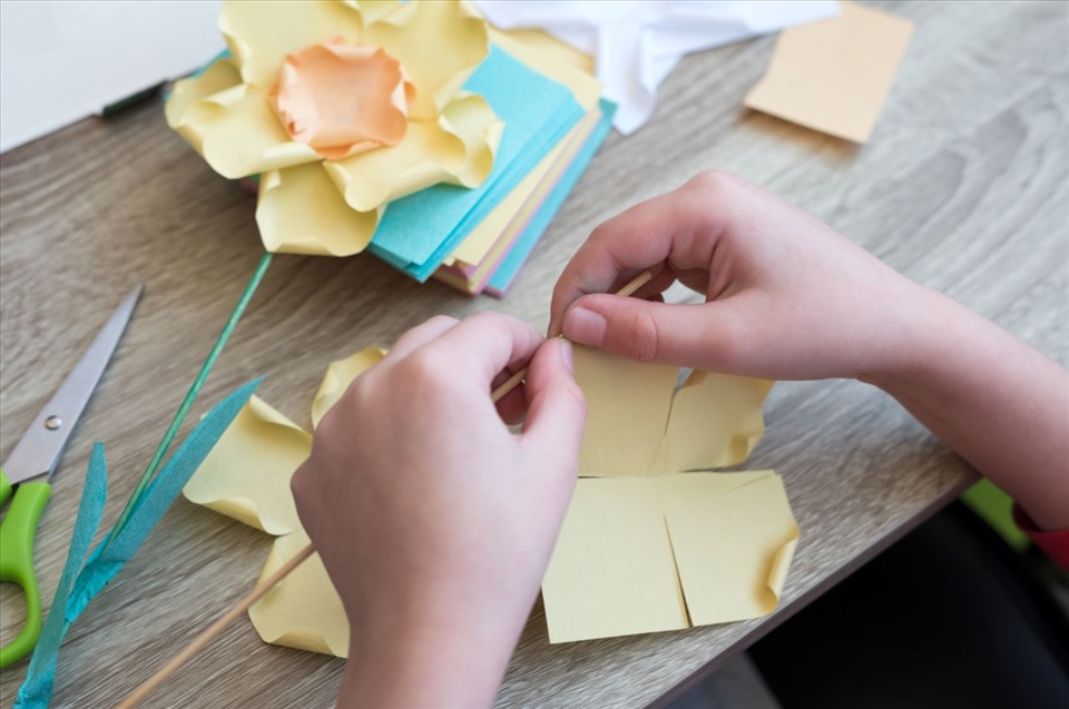 Hướng dẫn cách làm hoa giấy nghệ thuật dành tặng mẹ nhân Ngày 20.10