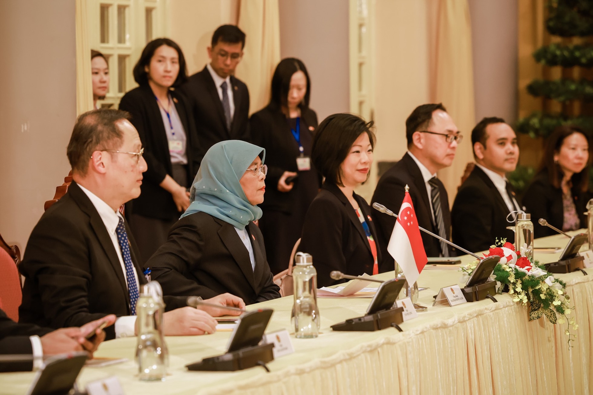 Tổng thống Singapore Halimah Yacob hội đàm với Chủ tịch nước Nguyễn Xuân Phúc sau khi dự lễ đón chính thức. Ảnh: Hải Nguyễn