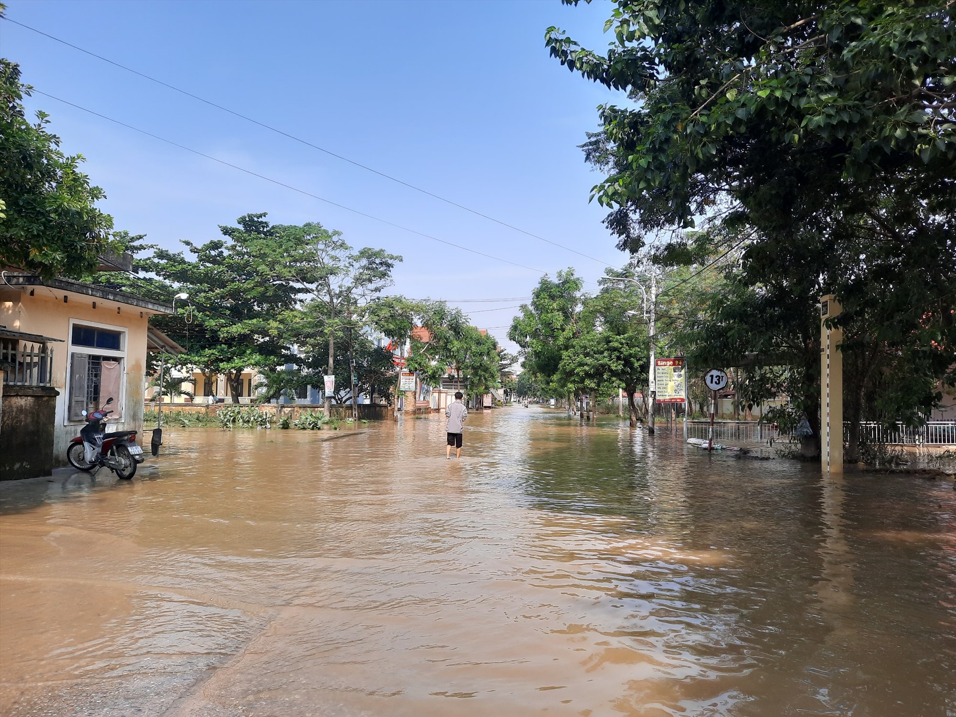 Nước lũ rút, một số tuyến đường đến các trường học vẫn còn ngập khá sâu. Ảnh: Đ.T